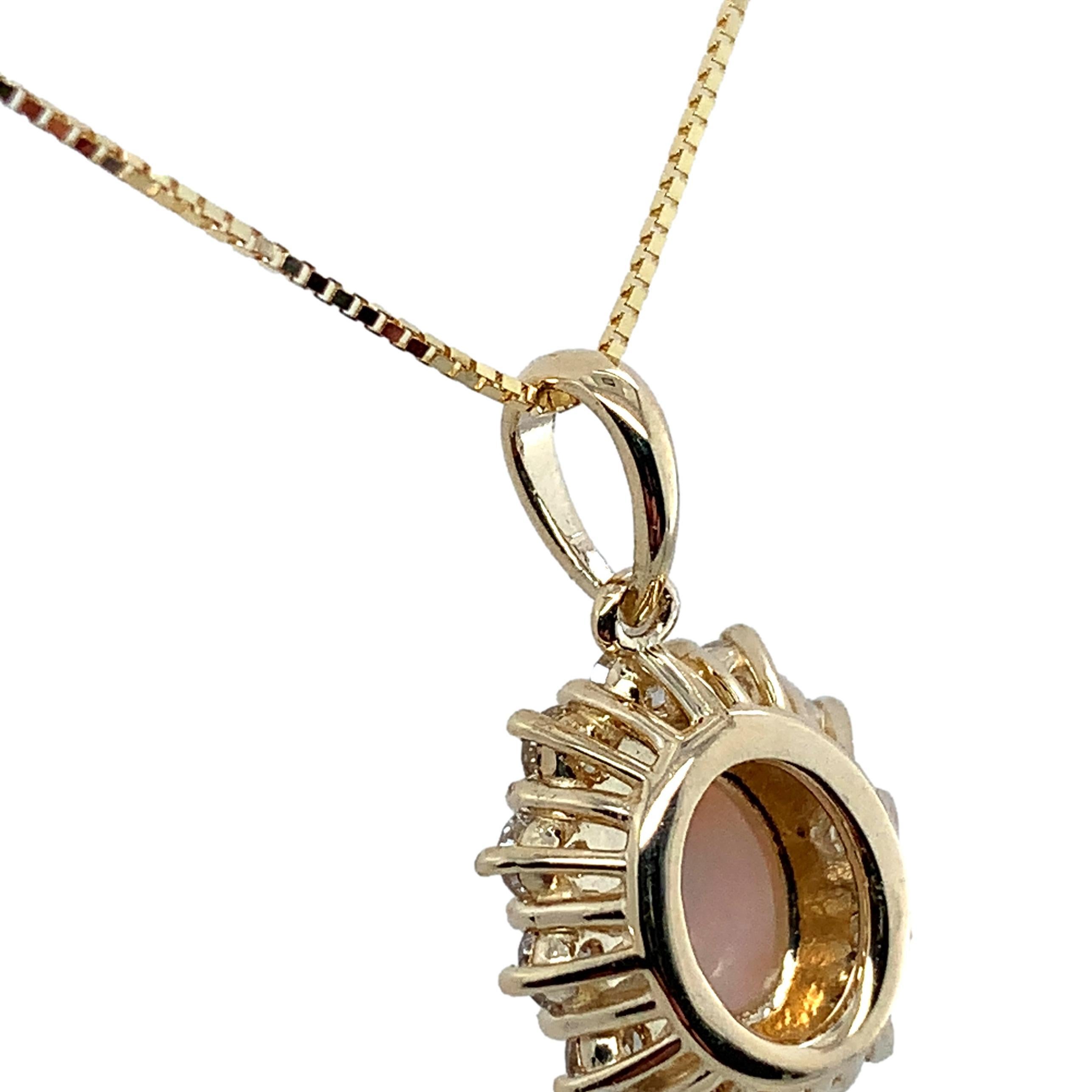 Pendentif en or jaune 14K avec une opale australienne de .59ct et un halo de diamant de .45cttw en vente 2