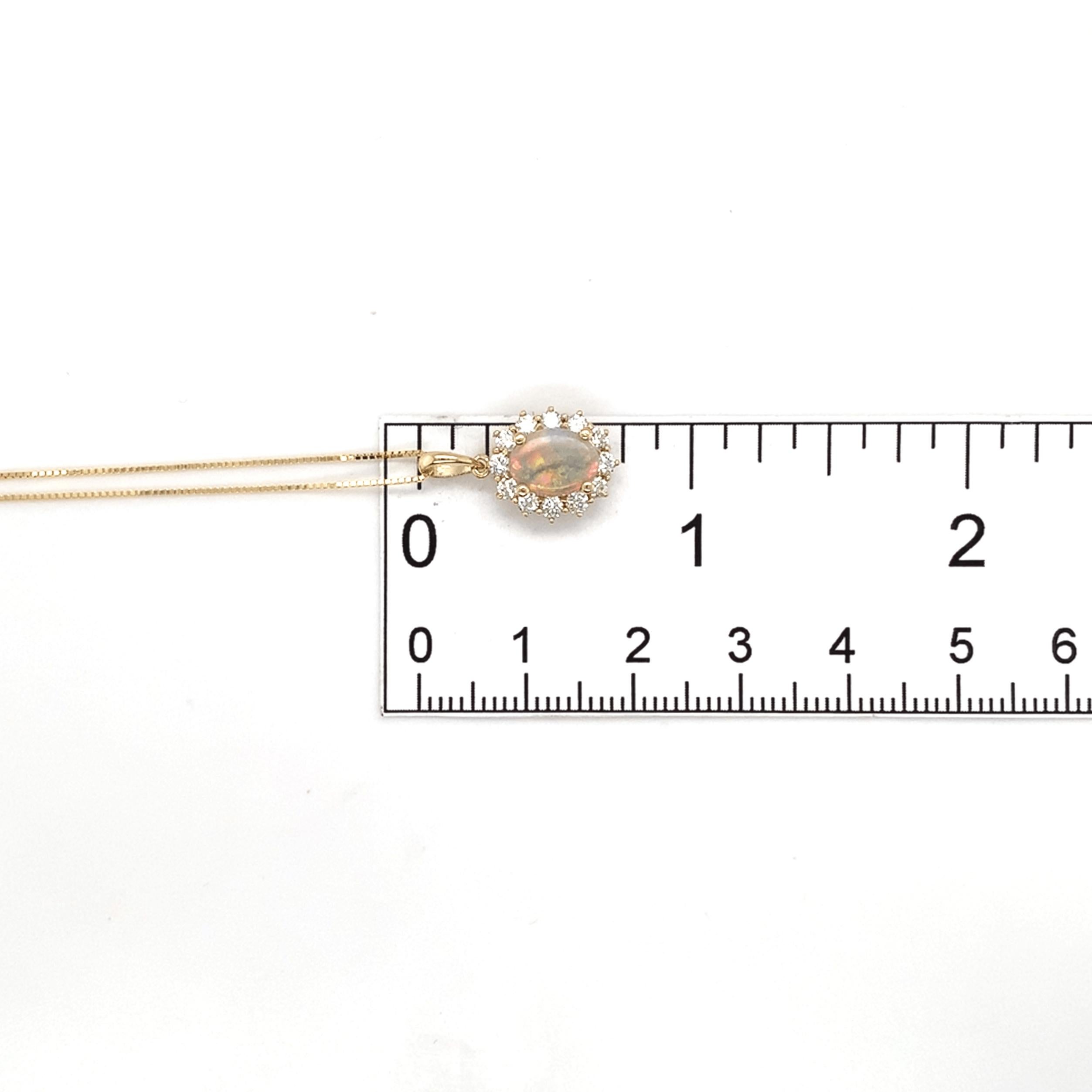 Pendentif en or jaune 14K avec une opale australienne de .59ct et un halo de diamant de .45cttw en vente 3