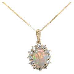 Ciondolo in oro giallo 14K con opale australiano da .59ct e aureola di diamanti da .45cttw