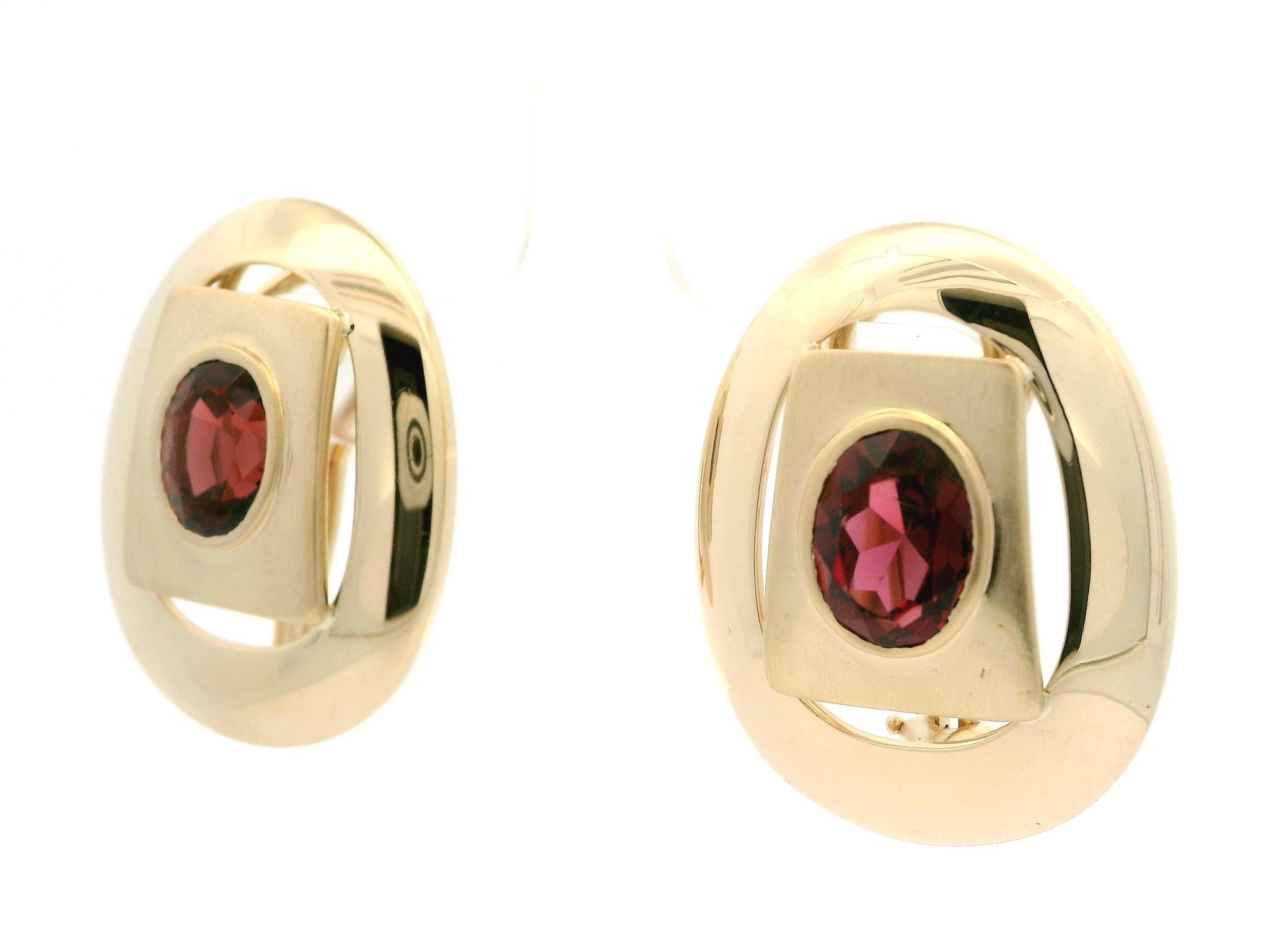 --Pierre(s) :...
(2) Grenat véritable naturel - taille ovale - serti - couleur rouge foncé - 9.23 x 6.82mm (approx.) - 5cte (approx.)

MATERIAL : Or jaune 14k massif
Poids : 18 grammes
Hauteur totale : 29,83 mm (1,17