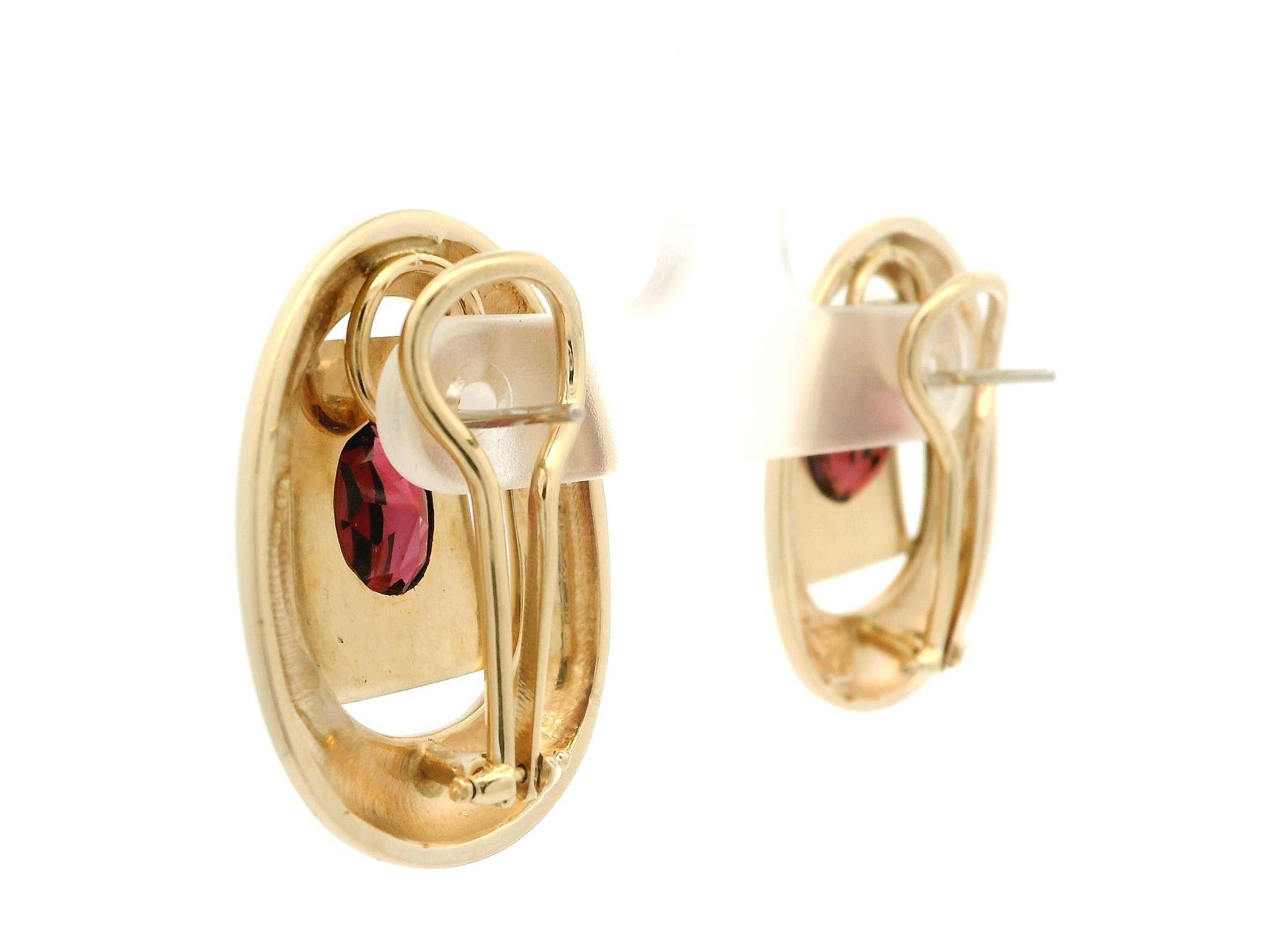 Taille ovale Boucles d'oreilles Omega en or jaune 14k 5ctw Garnet Large Oval Dual Finish Geometric Back Earrings en vente