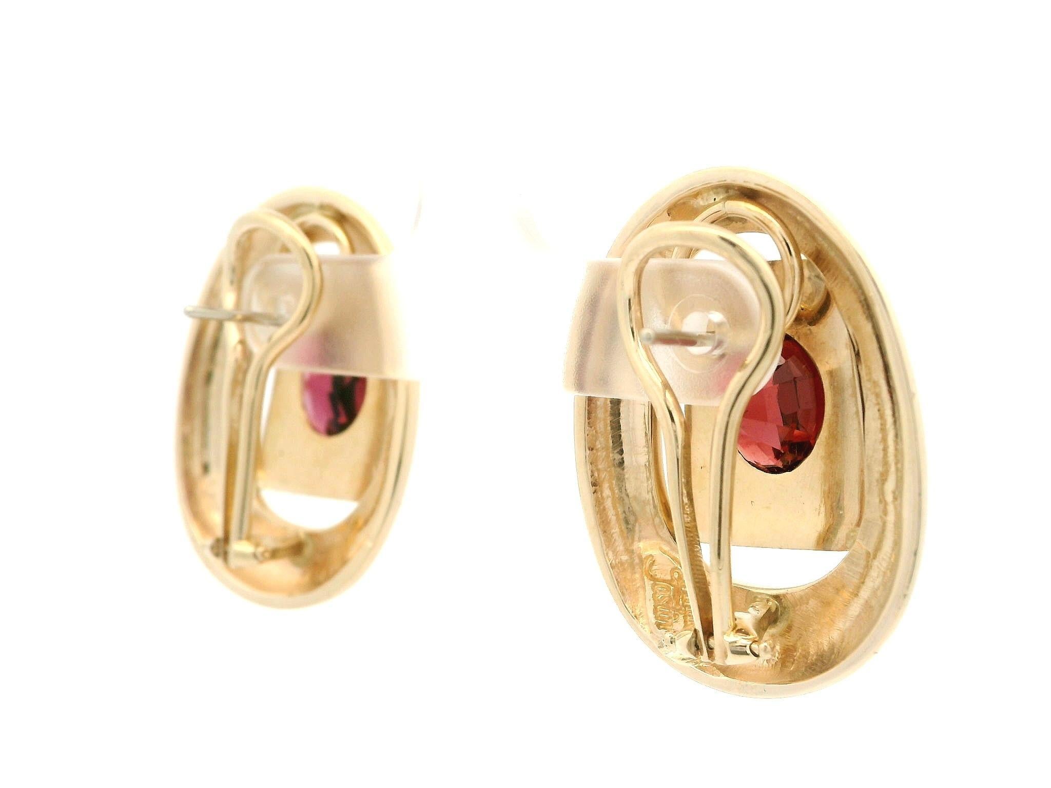 Boucles d'oreilles Omega en or jaune 14k 5ctw Garnet Large Oval Dual Finish Geometric Back Earrings Excellent état - En vente à Montclair, NJ