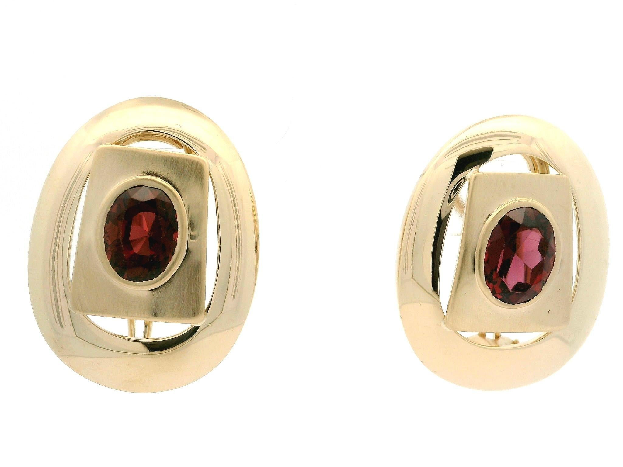 Boucles d'oreilles Omega en or jaune 14k 5ctw Garnet Large Oval Dual Finish Geometric Back Earrings en vente 2