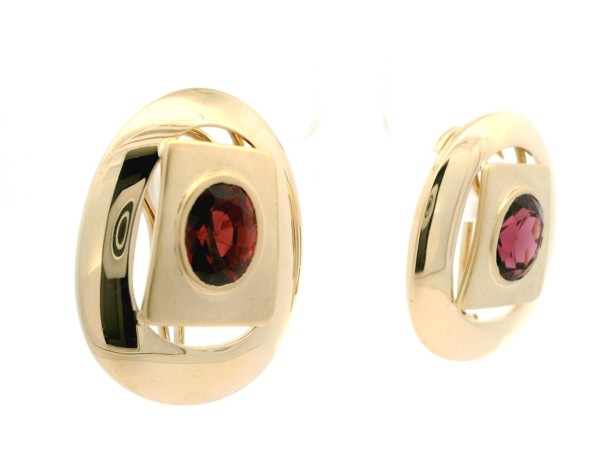Boucles d'oreilles Omega en or jaune 14k 5ctw Garnet Large Oval Dual Finish Geometric Back Earrings en vente 3