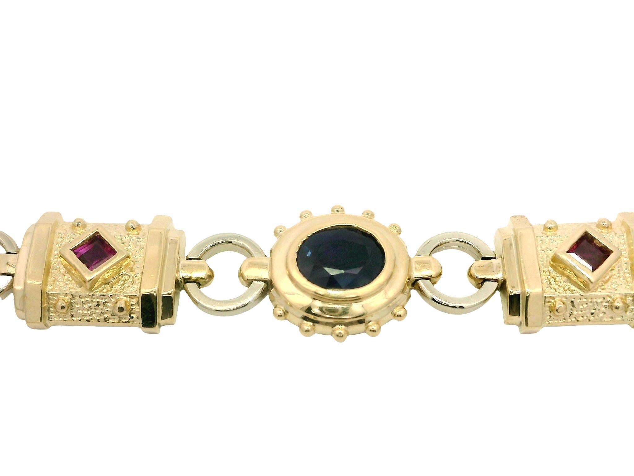 Bracciale geometrico in oro giallo 14k con zaffiro ovale da 5 carati e rubino quadrato A Link in vendita 2