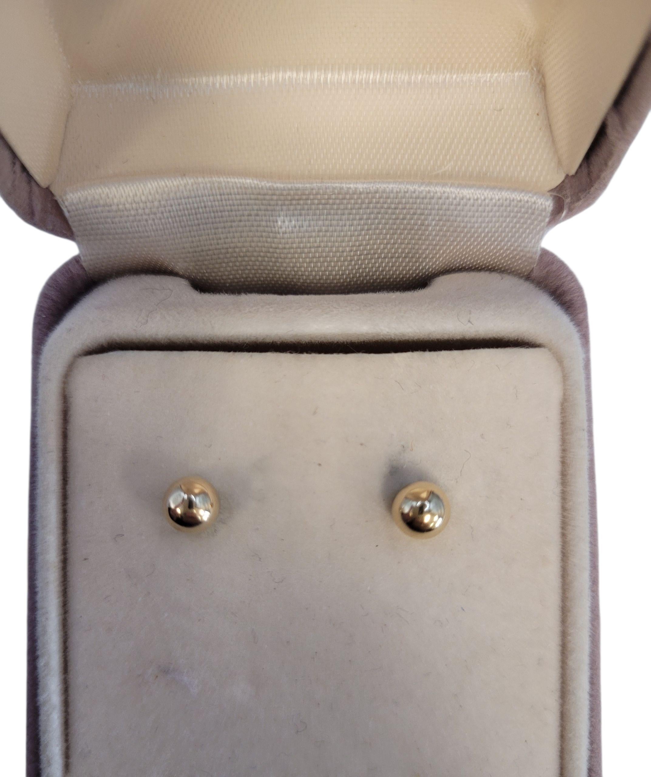 Boucles d'oreilles boules de 5 mm en or jaune 14k

Ces boucles d'oreilles boules en or jaune 14k sont magnifiquement polies pour un look à la fois élégant et simple. Habillées ou non, elles sont légères et parfaites pour être portées toute la