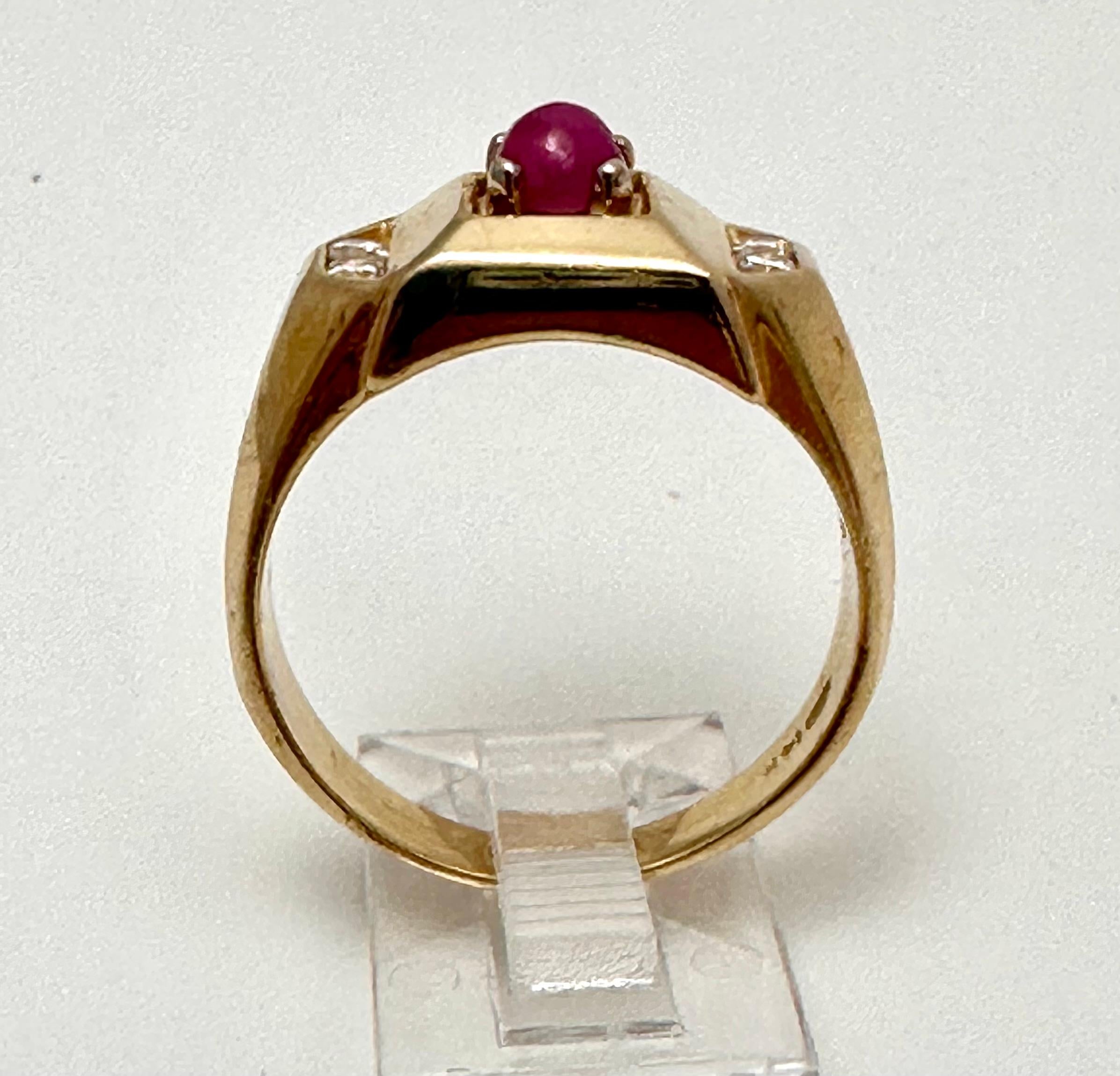 14k Gelbgold ca. 5mm Cabochon Rubin mit 4 runden Diamanten an der Seite Ring Größe 9 1/2

Der Rubin ist als Schutzstein bekannt, der Glück und Leidenschaft in das Leben seines Trägers bringen kann. Abgesehen von seiner roten Farbe ist der Rubin