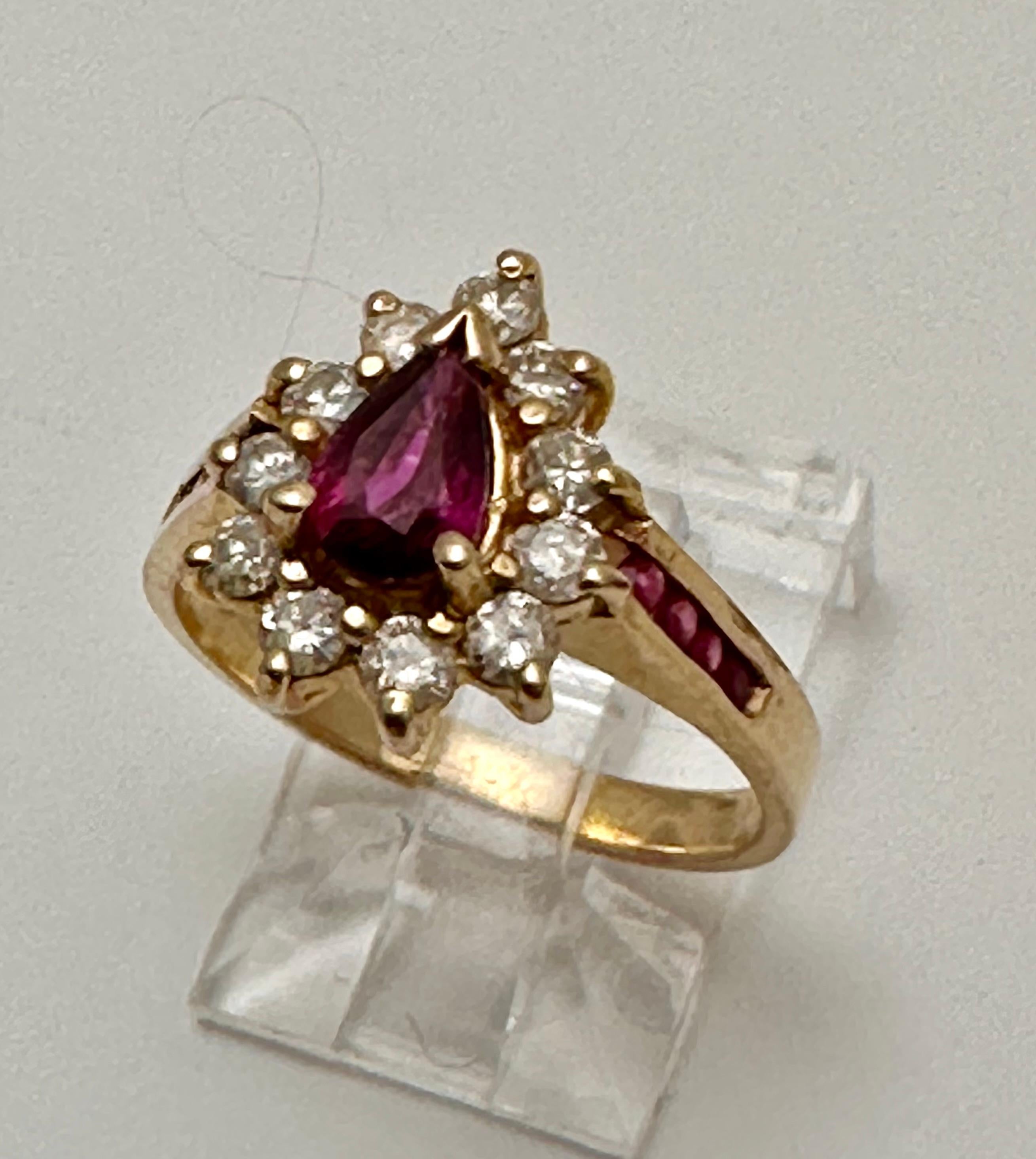 14k Gelbgold 5 mm x 7 mm Birnenförmiger Rubin mit umgebenden Diamanten Ring Gr. 6 1/2 (Moderne) im Angebot