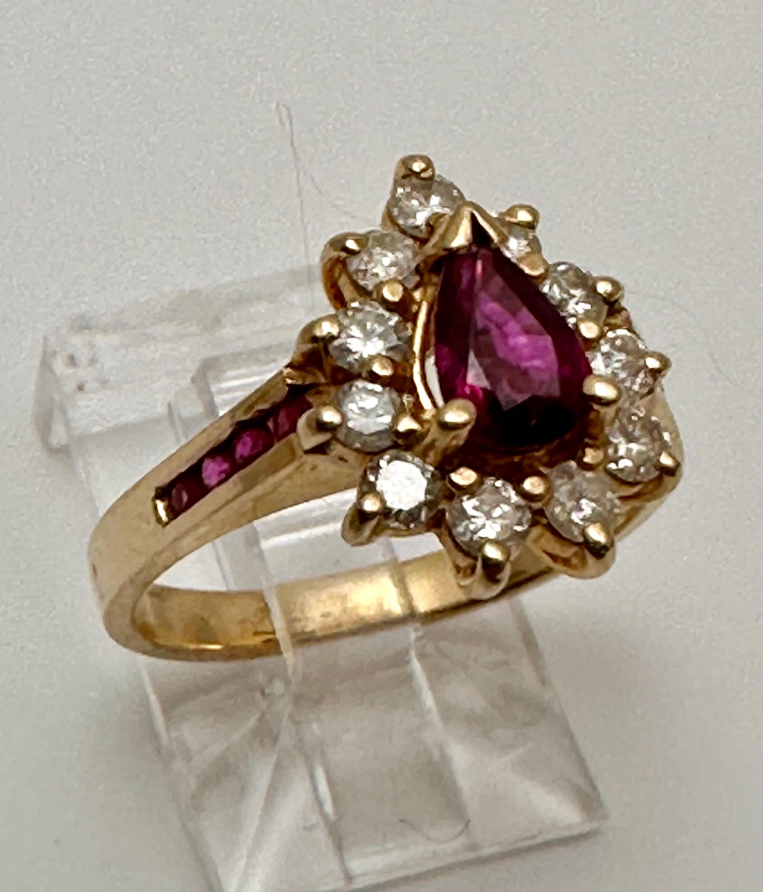 14k Gelbgold 5 mm x 7 mm Birnenförmiger Rubin mit umgebenden Diamanten Ring Gr. 6 1/2 (Tropfenschliff) im Angebot