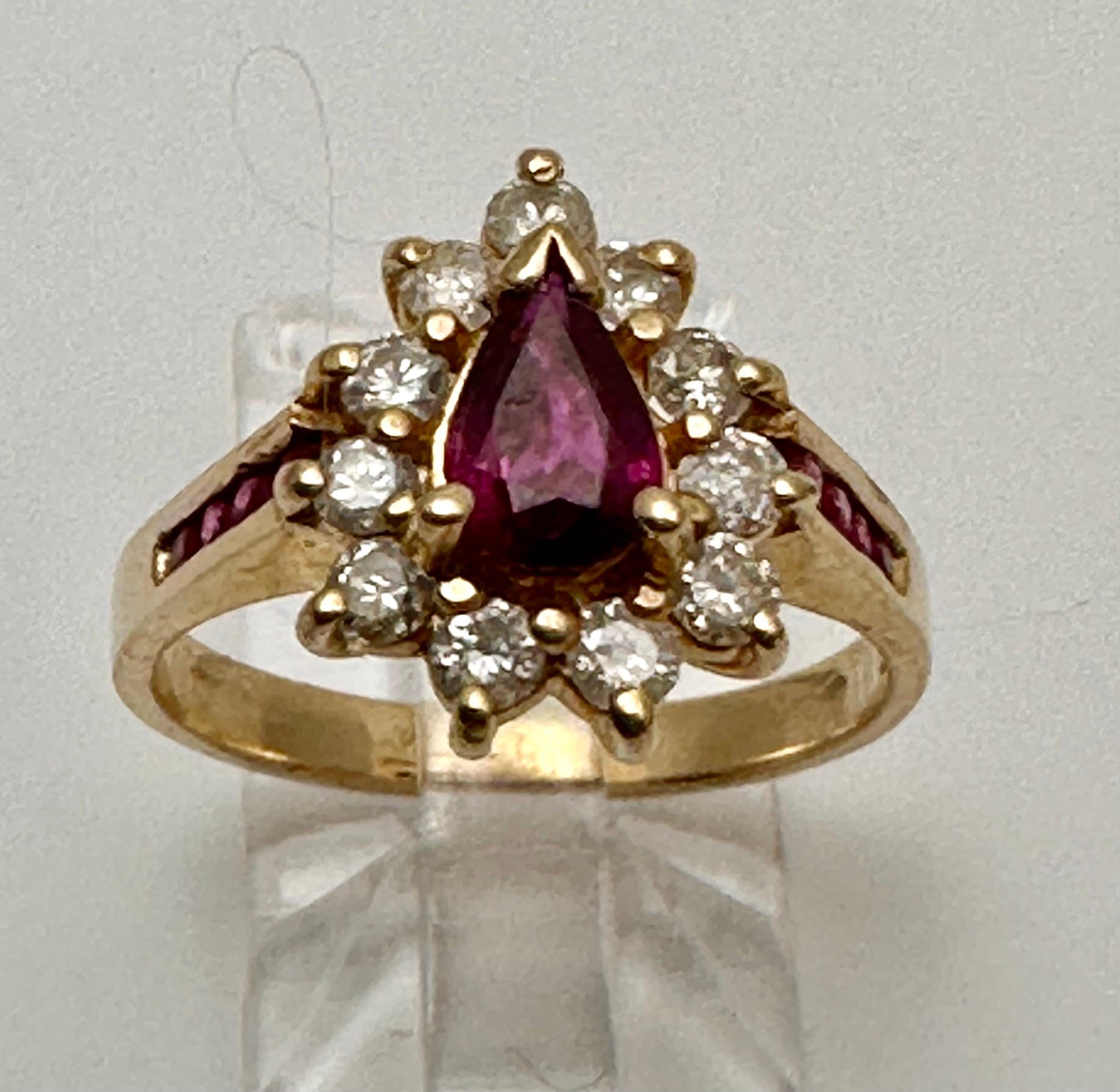 14k Gelbgold 5 mm x 7 mm Birnenförmiger Rubin mit umgebenden Diamanten Ring Gr. 6 1/2 im Zustand „Neu“ im Angebot in Las Vegas, NV
