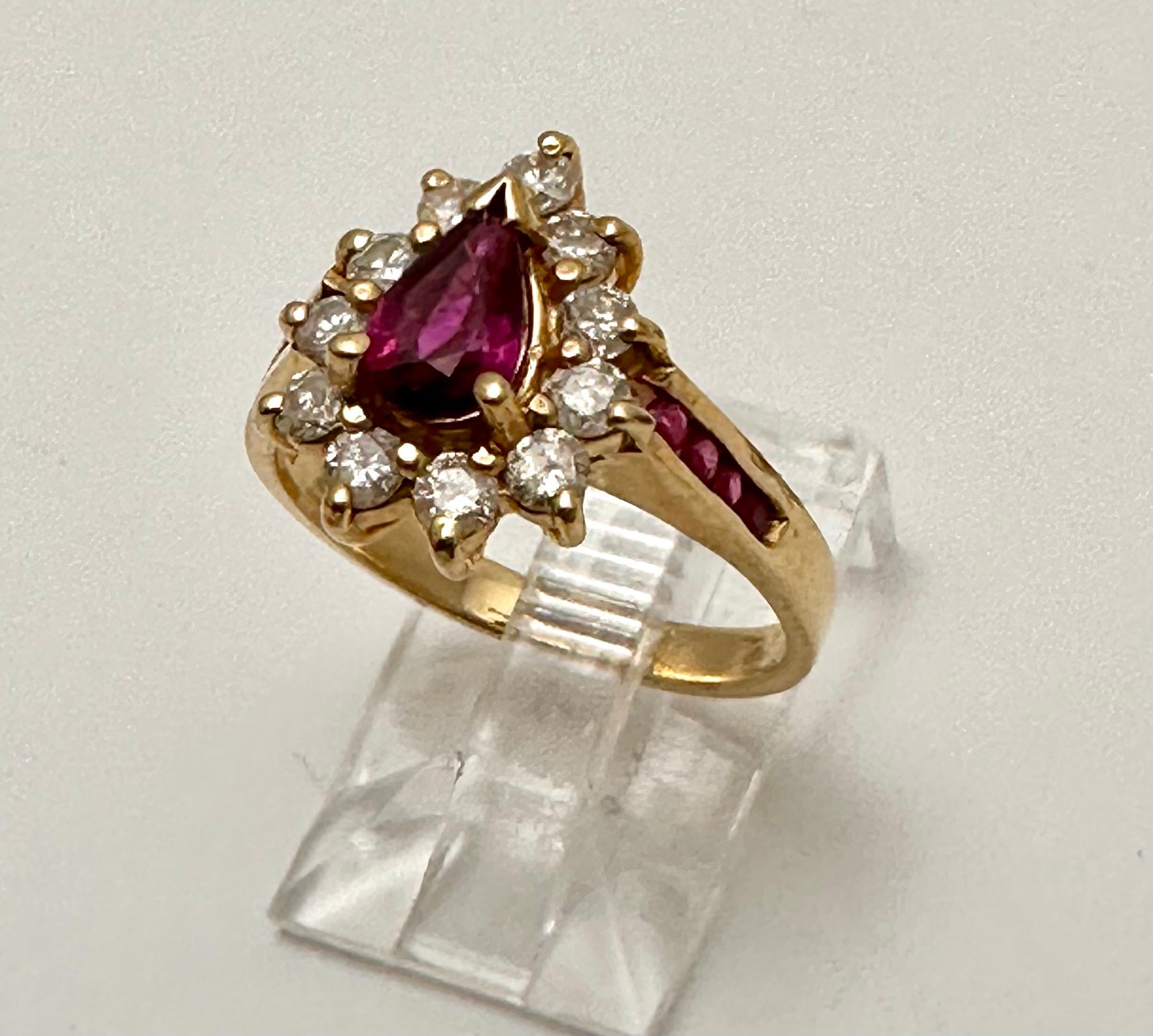 14k Gelbgold 5 mm x 7 mm Birnenförmiger Rubin mit umgebenden Diamanten Ring Gr. 6 1/2 Damen im Angebot