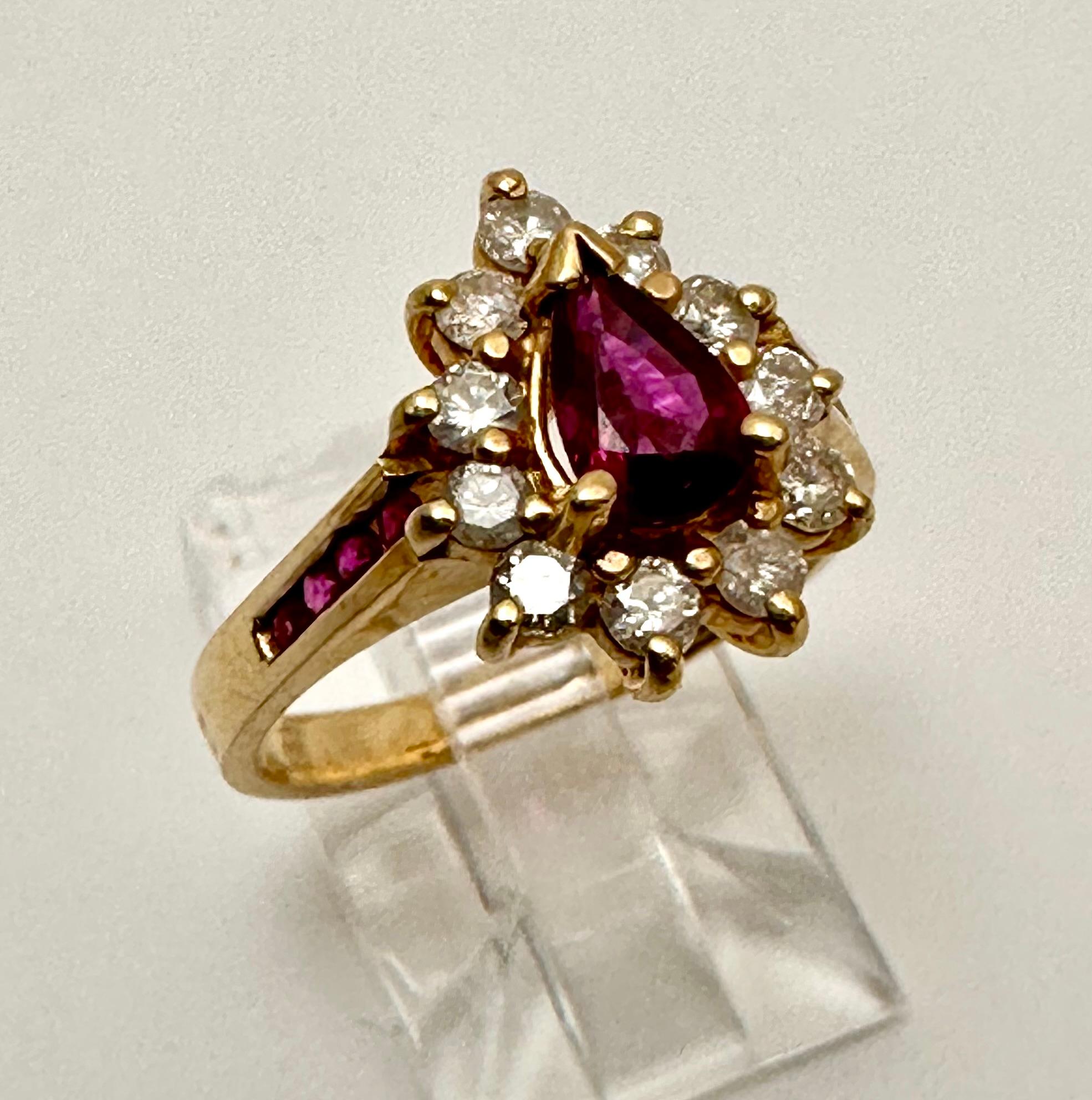 14k Gelbgold 5 mm x 7 mm Birnenförmiger Rubin mit umgebenden Diamanten Ring Gr. 6 1/2 im Angebot 3