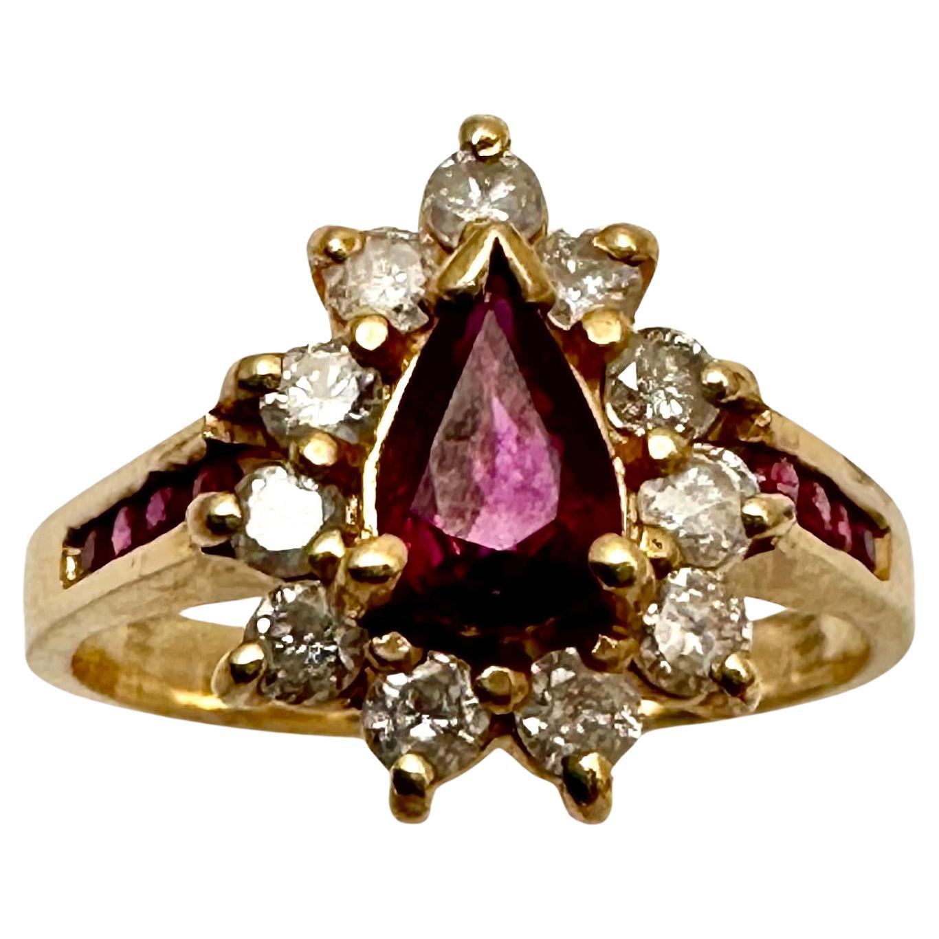 14k Gelbgold 5 mm x 7 mm Birnenförmiger Rubin mit umgebenden Diamanten Ring Gr. 6 1/2 im Angebot