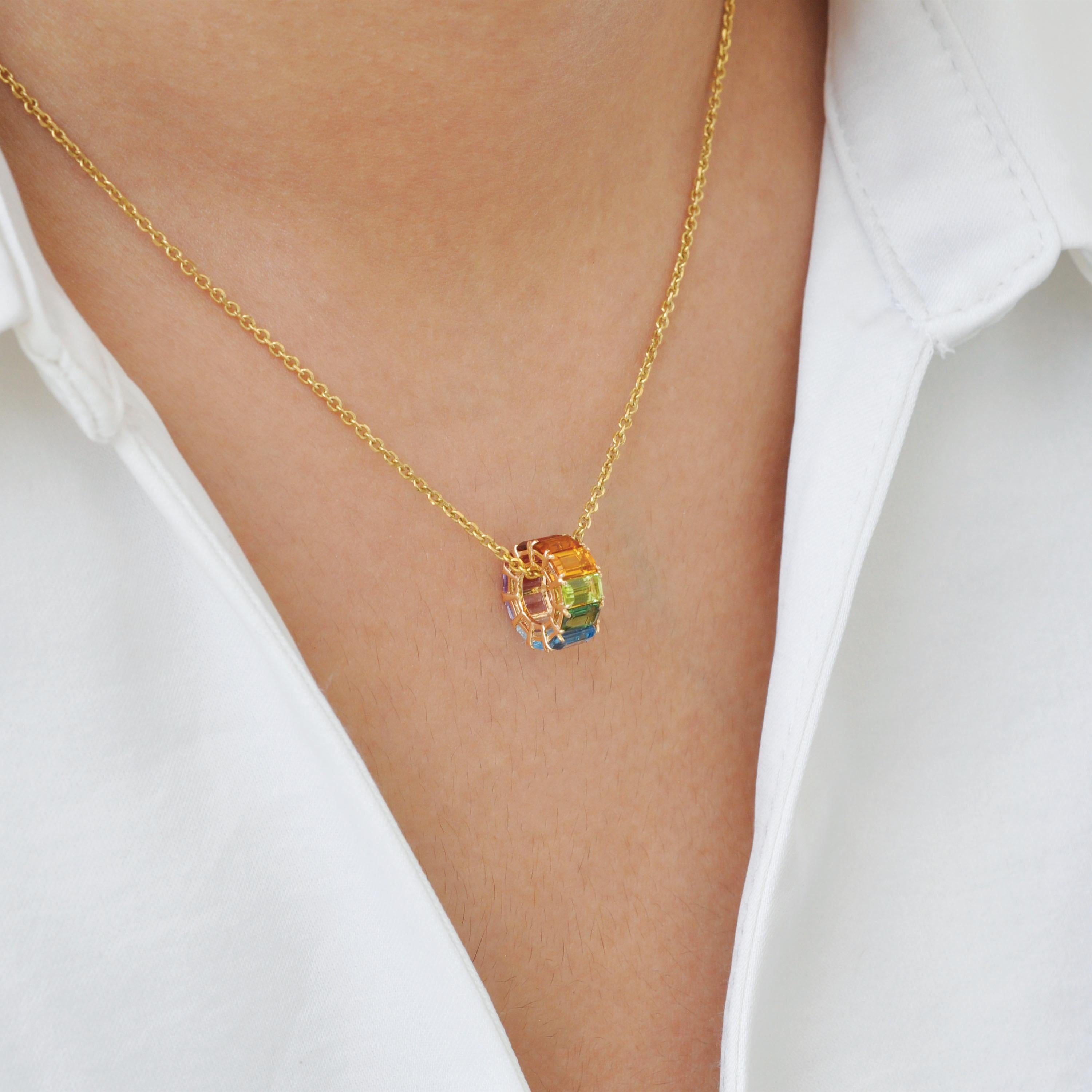 Cet exquis pendentif circulaire en or jaune 14K avec pierres précieuses en forme d'arc-en-ciel est une expression vibrante et intemporelle de l'élégance, de la signification et de l'artisanat. Conçu avec un équilibre parfait de couleurs et de