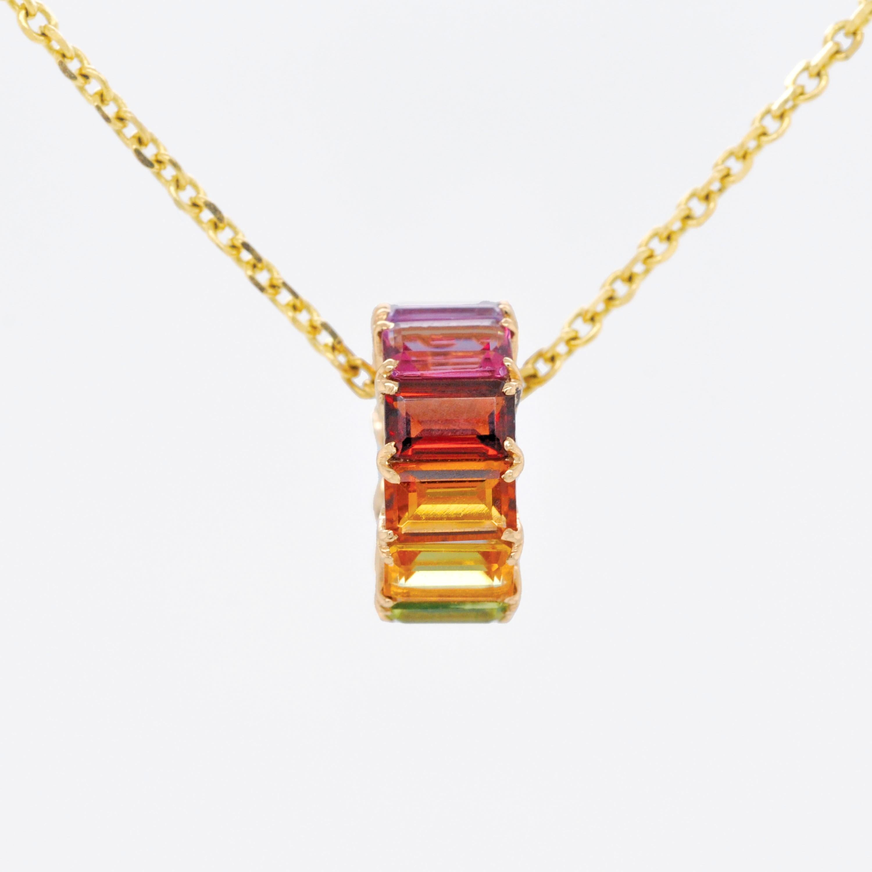 Contemporain Pendentif rond octogonal en or jaune 14 carats 5 x 3 mm avec pierres précieuses arc-en-ciel en vente