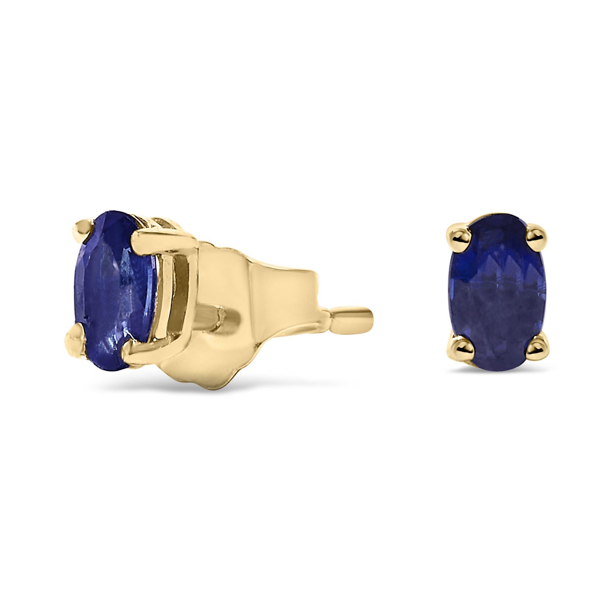 Sumérgete en el esplendor de estos resplandecientes pendientes, cada uno de ellos adornado con un zafiro azul natural de talla ovalada, elegantemente acunado en el cálido abrazo del oro amarillo de 14 quilates. Con un tamaño de 5x3 mm, estos zafiros