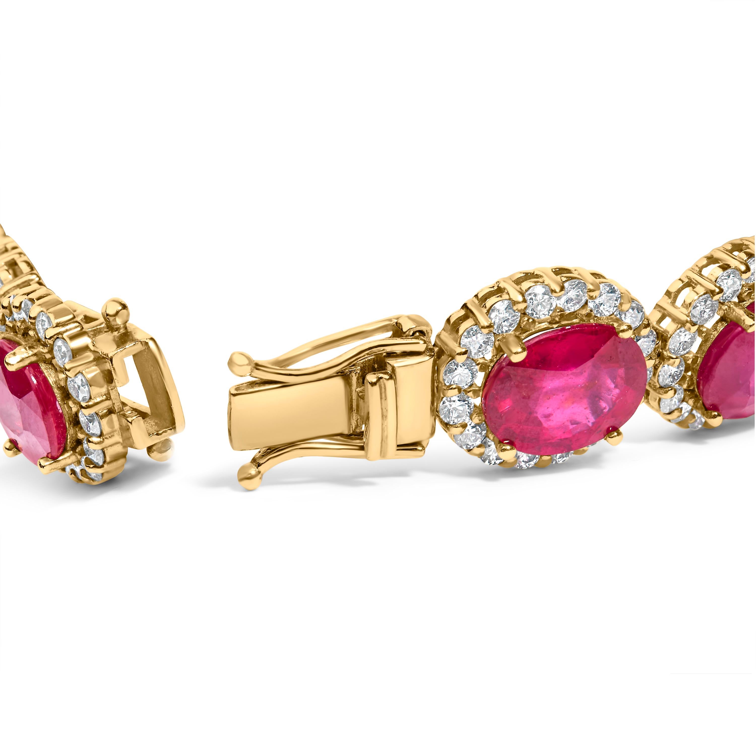 Découvrez l'opulent mélange d'allure et de sophistication de ce bracelet exquis, subtilement façonné en or jaune 14K radieux. Avec un poids total de rubis impressionnant de 34,0 carats, chacune des gemmes rouges ovales, qui brillent d'une majesté