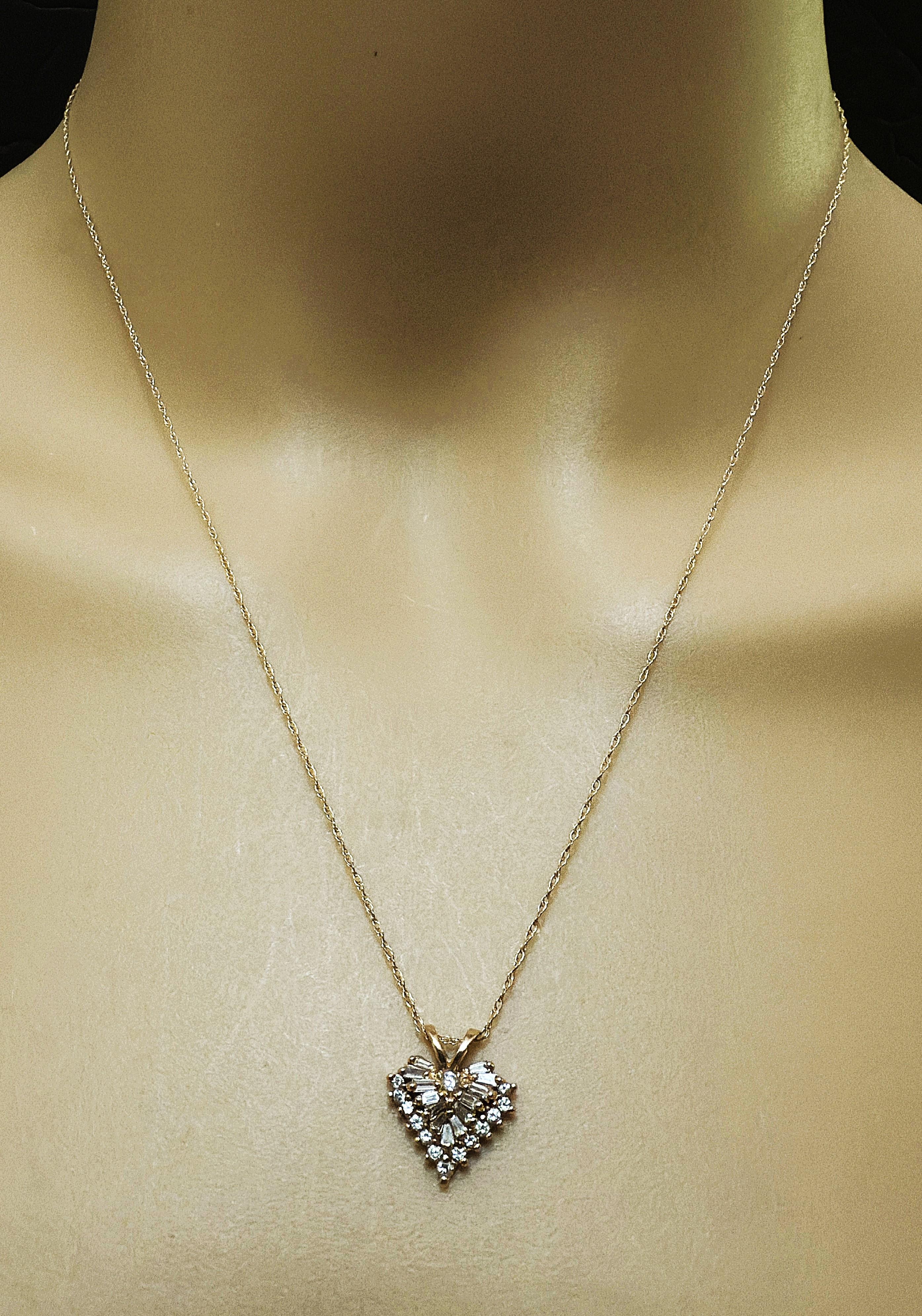 Collar Colgante Corazón Incrustado Oro Amarillo 14K .60 Quilates Diamantes Art Decó en venta