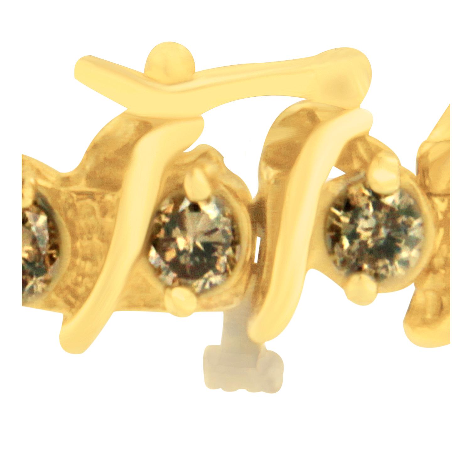 Voici un cadeau qui ne manque pas d'éclat ! Chaque diamant Champagne unique de ce superbe bracelet de six carats est relié par des maillons en or jaune en relief, créant une forme en 