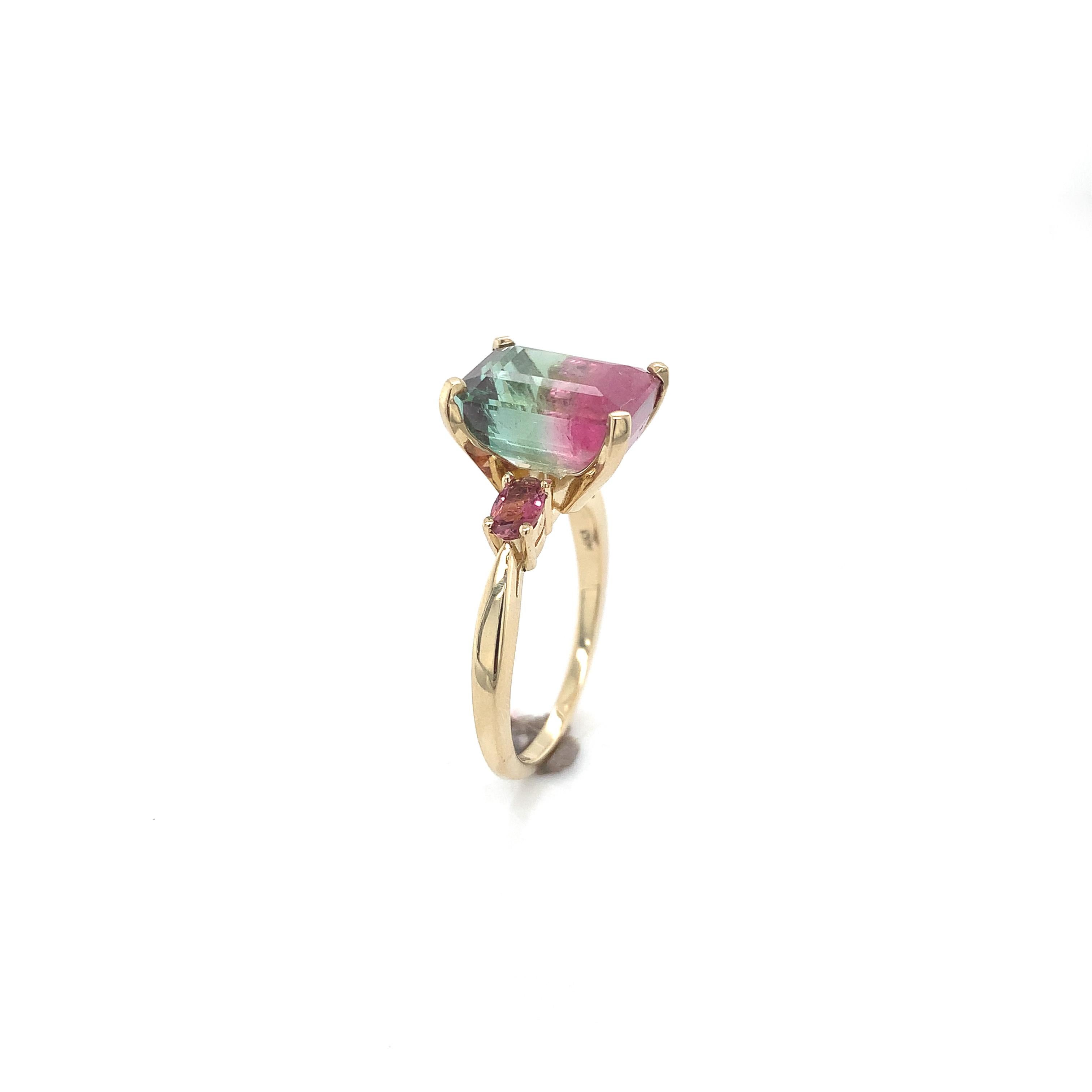 Modern 14K Yellow Gold 6.71 carat Bi-color Watermelon Tourmaline Ring For Sale