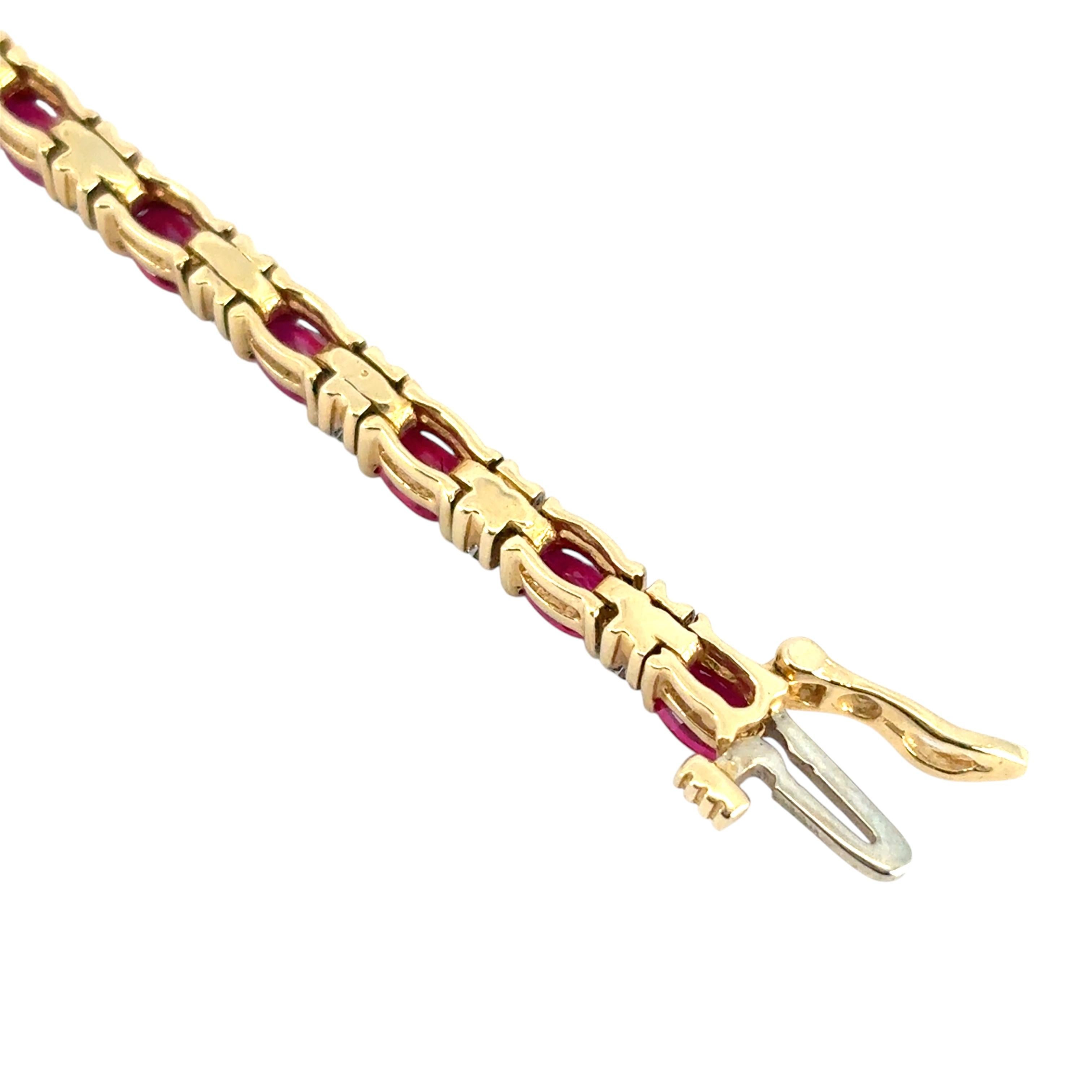 14k Gelbgold Armband mit 6,72 Karat Rubin und 0,32 Karat Diamanten im Angebot 1