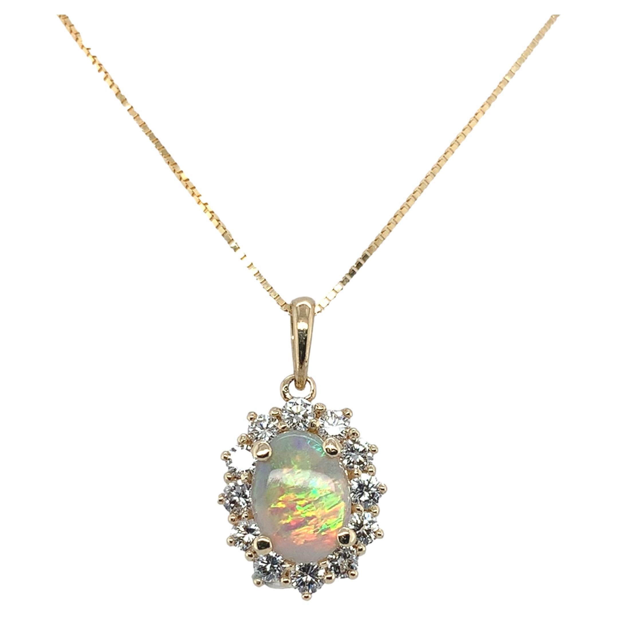 Pendentif en or jaune 14K de 0,67ct d'opale australienne avec un halo de diamant de 0,46cttw