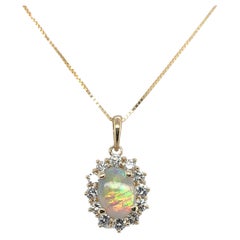 Pendentif en or jaune 14K de 0,67ct d'opale australienne avec un halo de diamant de 0,46cttw