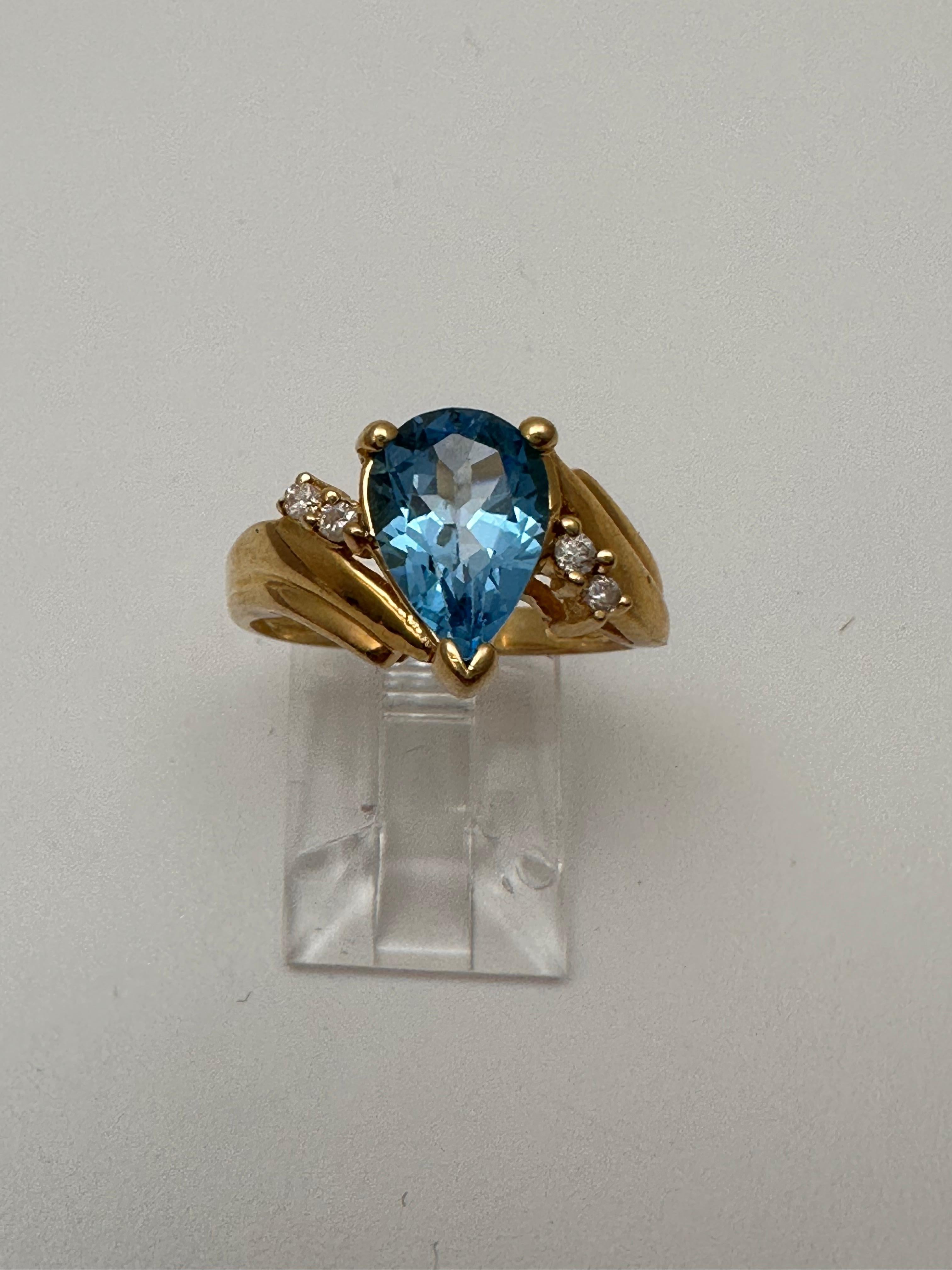 14k Yellow Gold 6.7mm x 10mm Pear Blue Topaz 4 Round Diamond Ring Size 6 1/2


This exquisite ring features a stunning approx. 6.7mm x 10mm pear-shaped blue topaz as the main stone, with four round diamonds. Crafted from 14k yellow gold, this ring