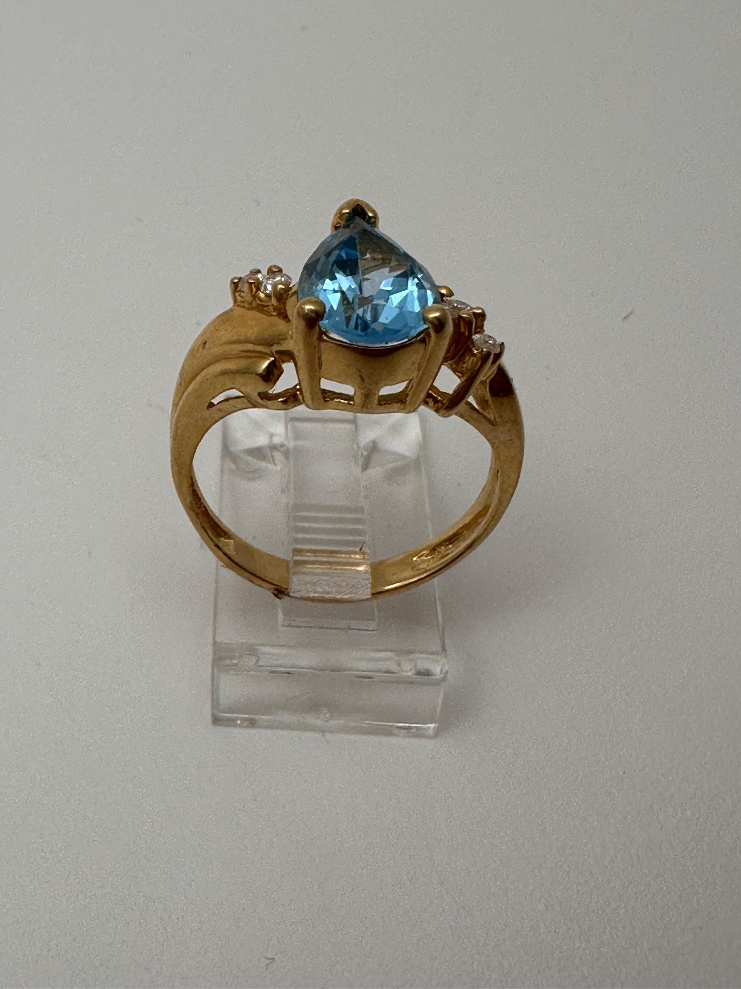 14k Yellow Gold 6.7mm x 10mm Pear Blue Topaz 4 Round Diamond Ring Size 6 1/2 In New Condition For Sale In Las Vegas, NV