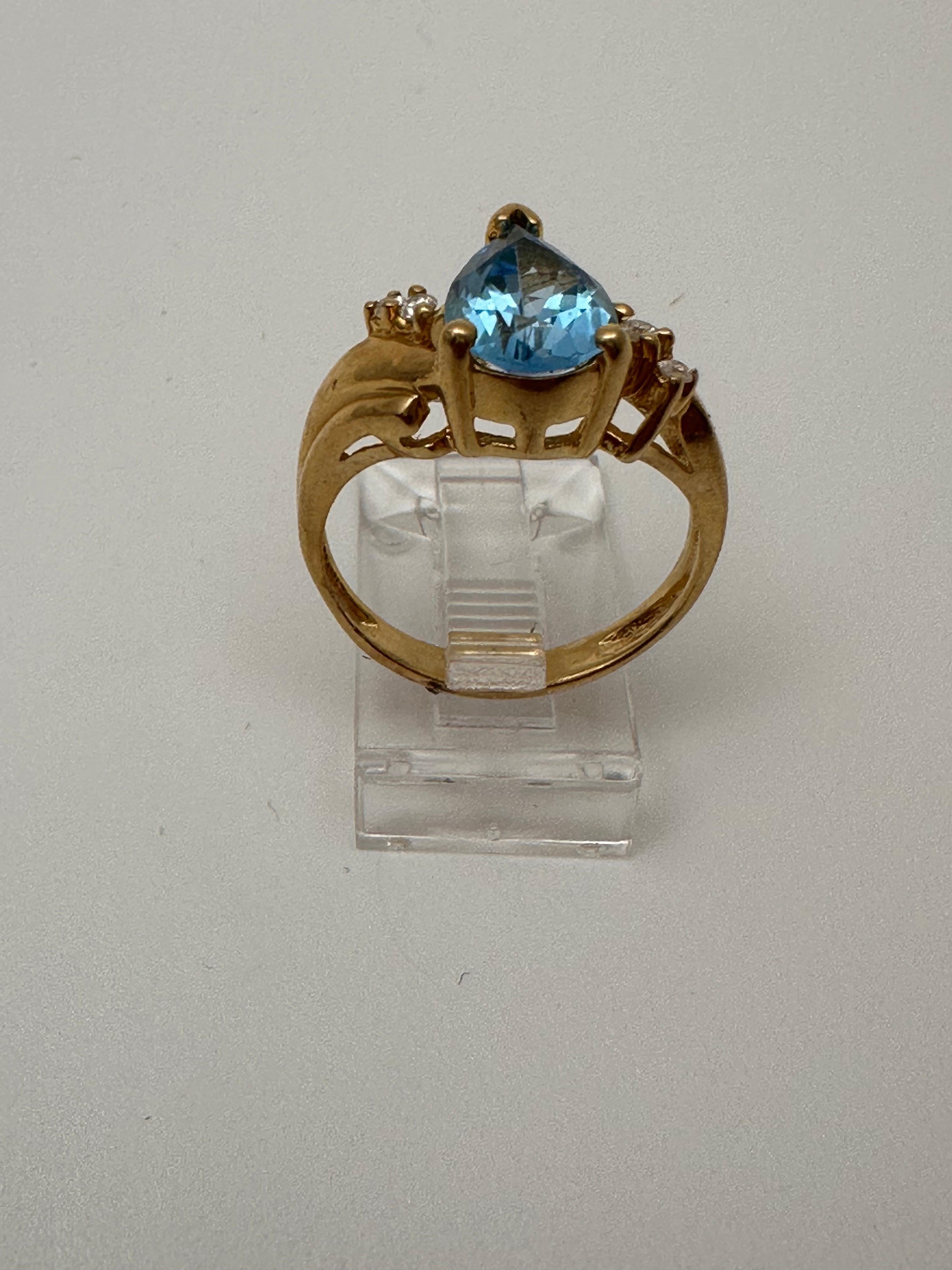 14k Gelbgold 6.7 mm x 10mm Birnenblauer Topas 4 runder Diamantring Größe 6 1/2 im Angebot 1