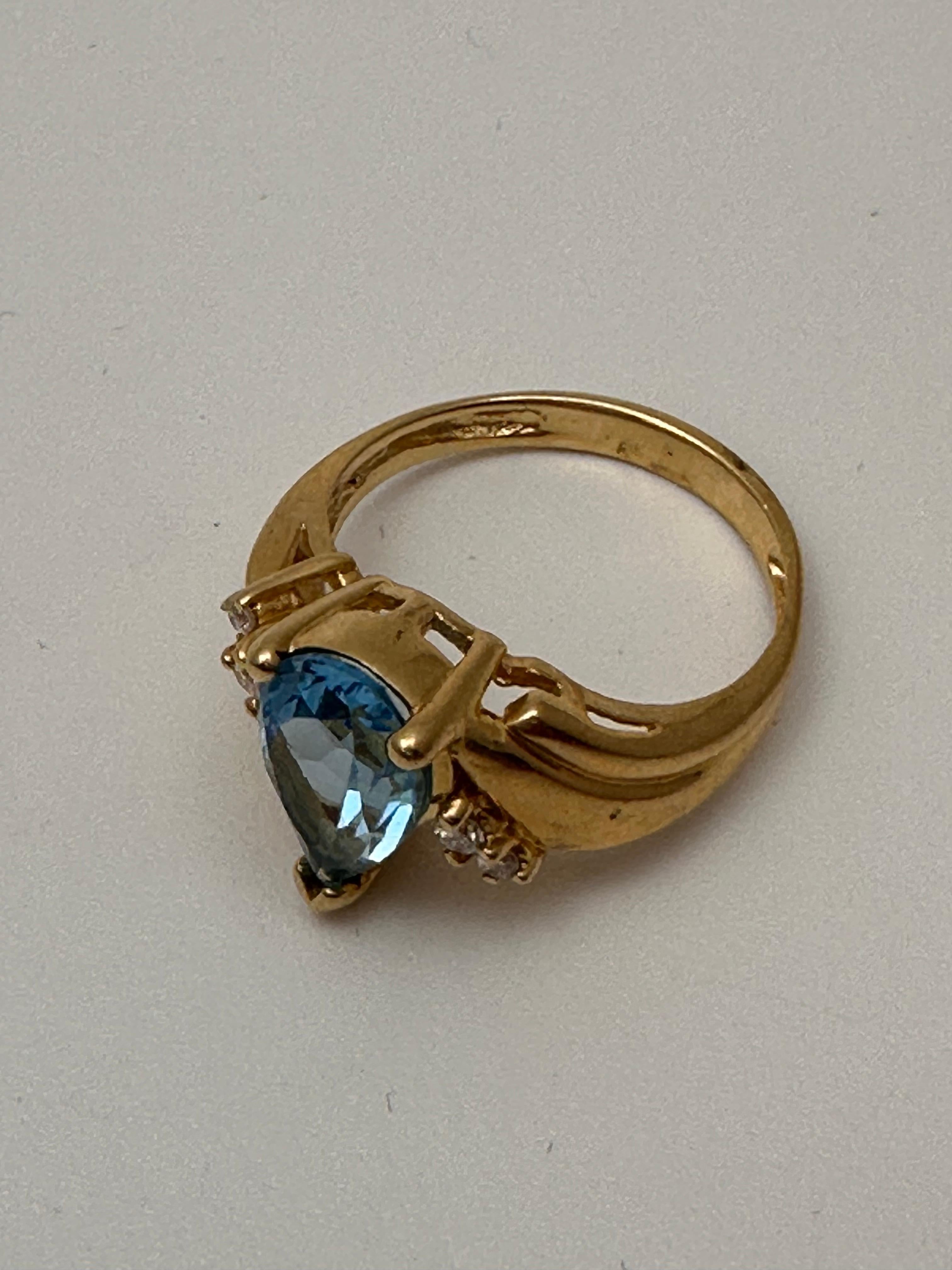 14k Yellow Gold 6.7mm x 10mm Pear Blue Topaz 4 Round Diamond Ring Size 6 1/2 For Sale 2