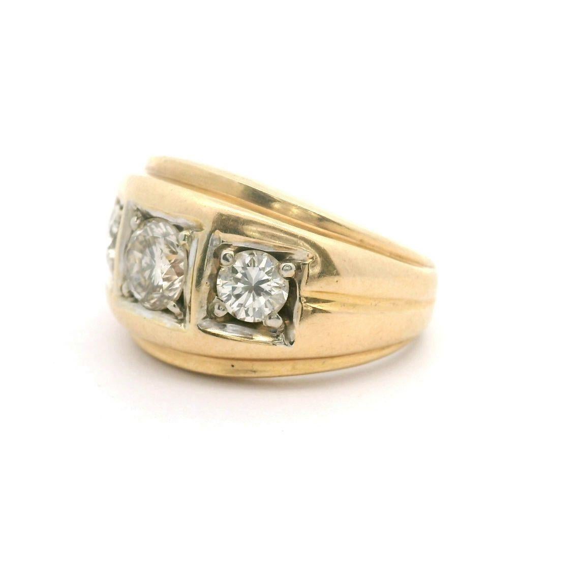 Zustand:  Ausgezeichneter Condit, Professionell gereinigt und poliert
Metall: 14k Gold (markiert und professionell getestet)
Gewicht: 6,1 g
Diamanten:  Drei Diamanten im Rundschliff 1cttw  
Breite: 18 mm vorne, 4 mm hinten
Größe: 5,25
Markierungen: