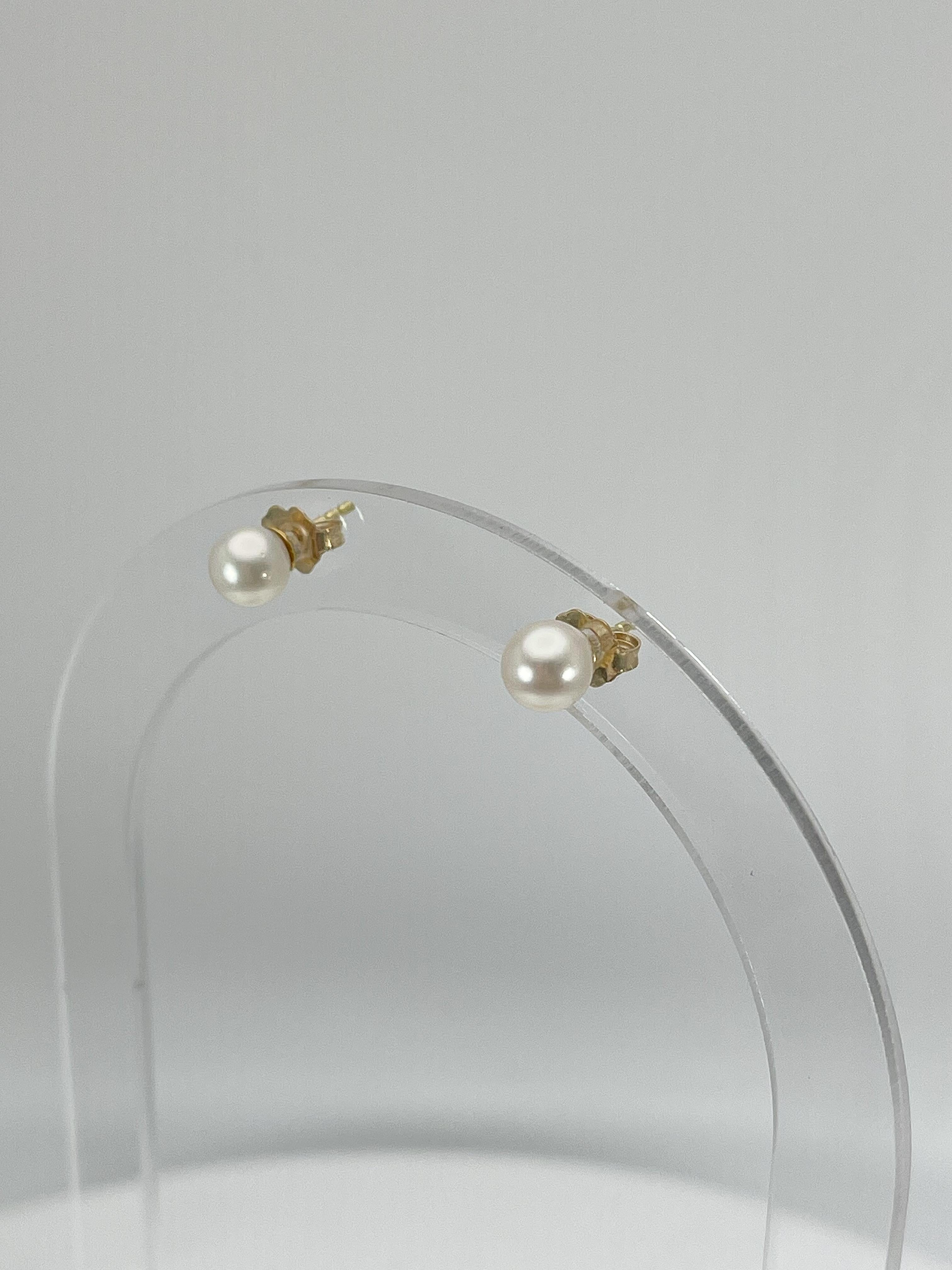 Taille pampille Clous d'oreilles en or jaune 14 carats avec perles blanches 6 mm en vente