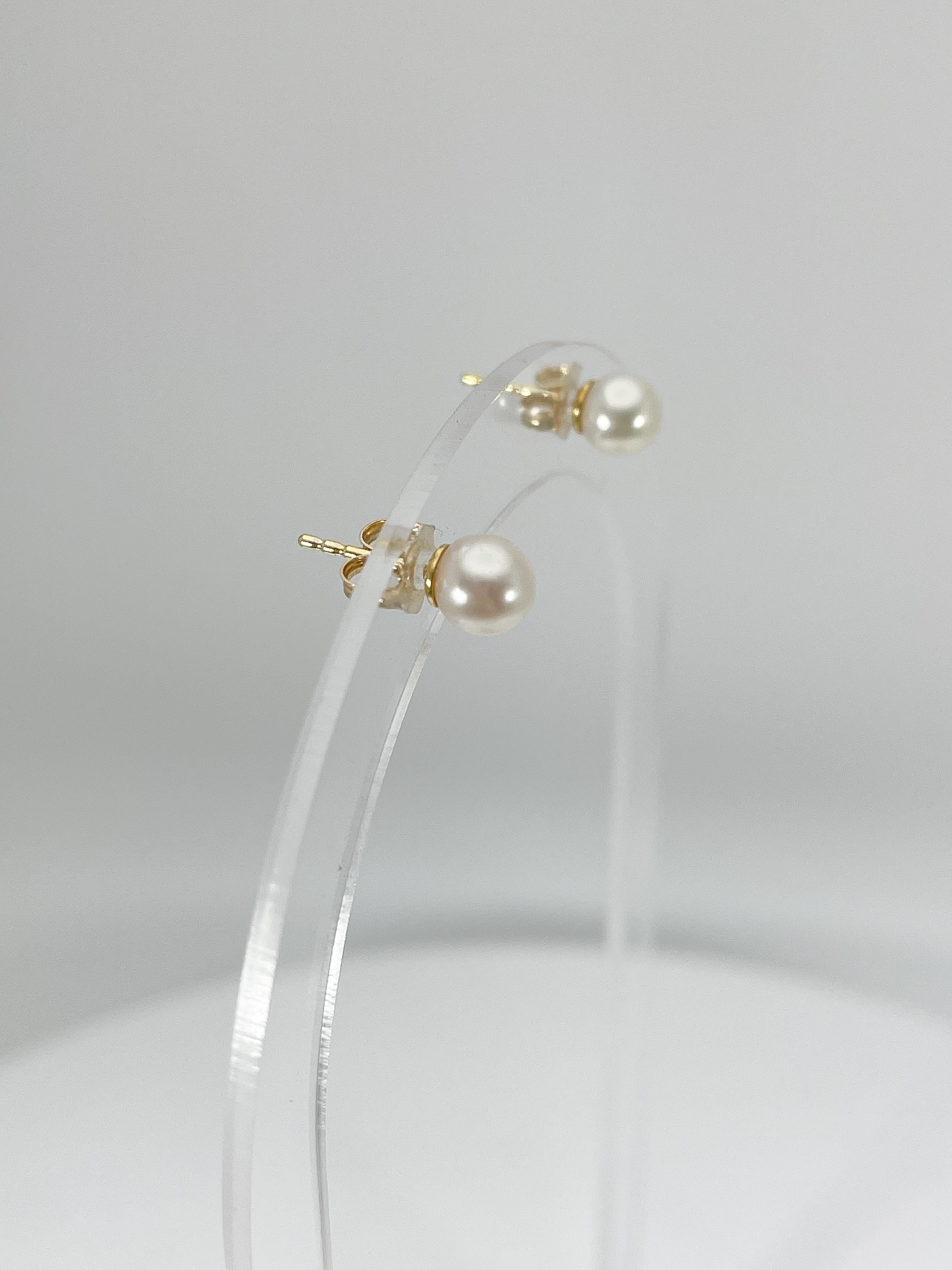 14K Yellow Gold 6MM White Pearl Stud Earring In Excellent Condition For Sale In Stuart, FL