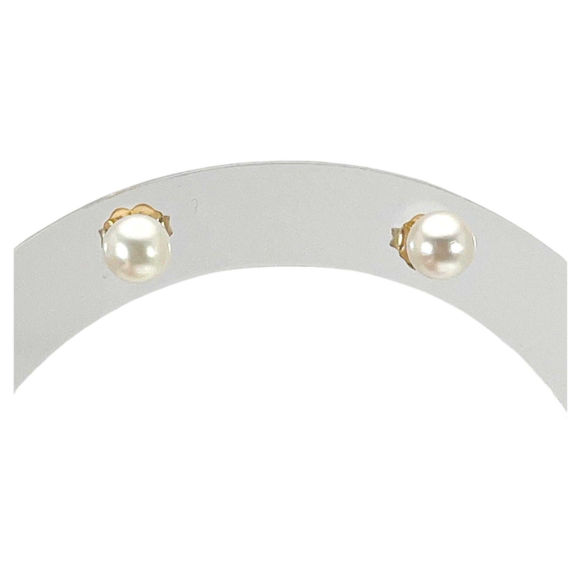Clous d'oreilles en or jaune 14 carats avec perles blanches 6 mm en vente