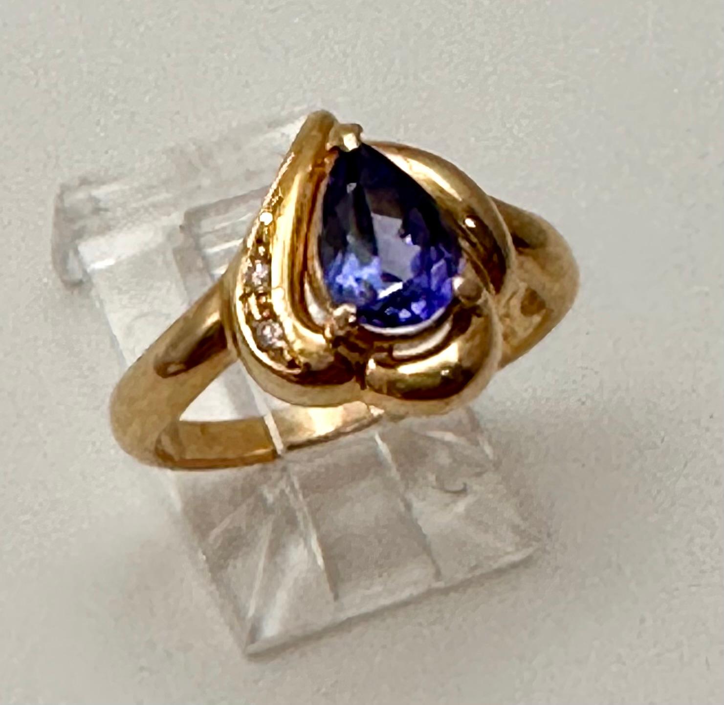 Modern 14k Yellow Gold 6mm x 8mm Pear Tanzanite ~ 2 ~ Side Diamonds ~ Ring Size 6 1/2 For Sale