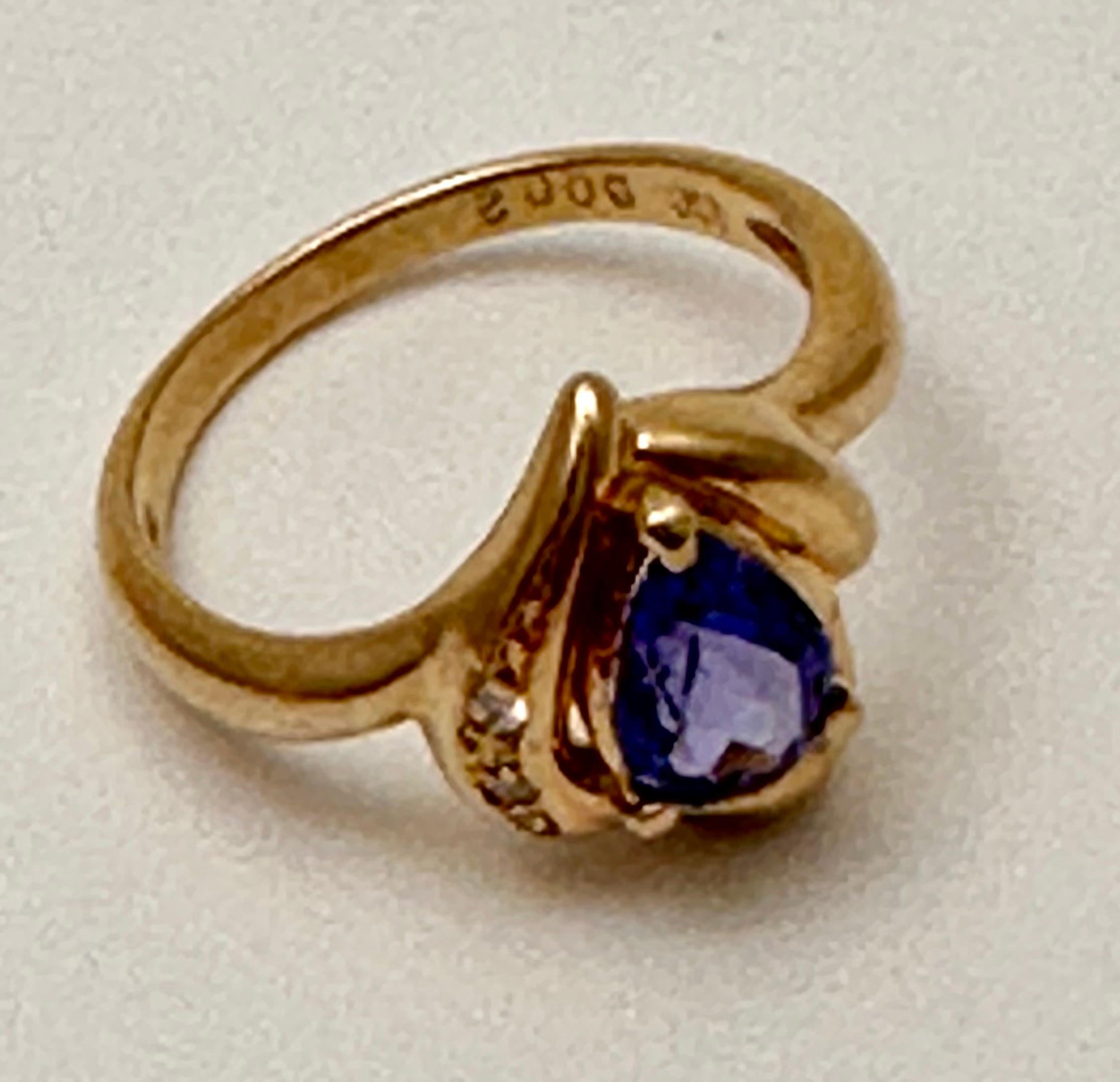 14k Yellow Gold 6mm x 8mm Pear Tanzanite ~ 2 ~ Side Diamonds ~ Ring Size 6 1/2 In New Condition For Sale In Las Vegas, NV
