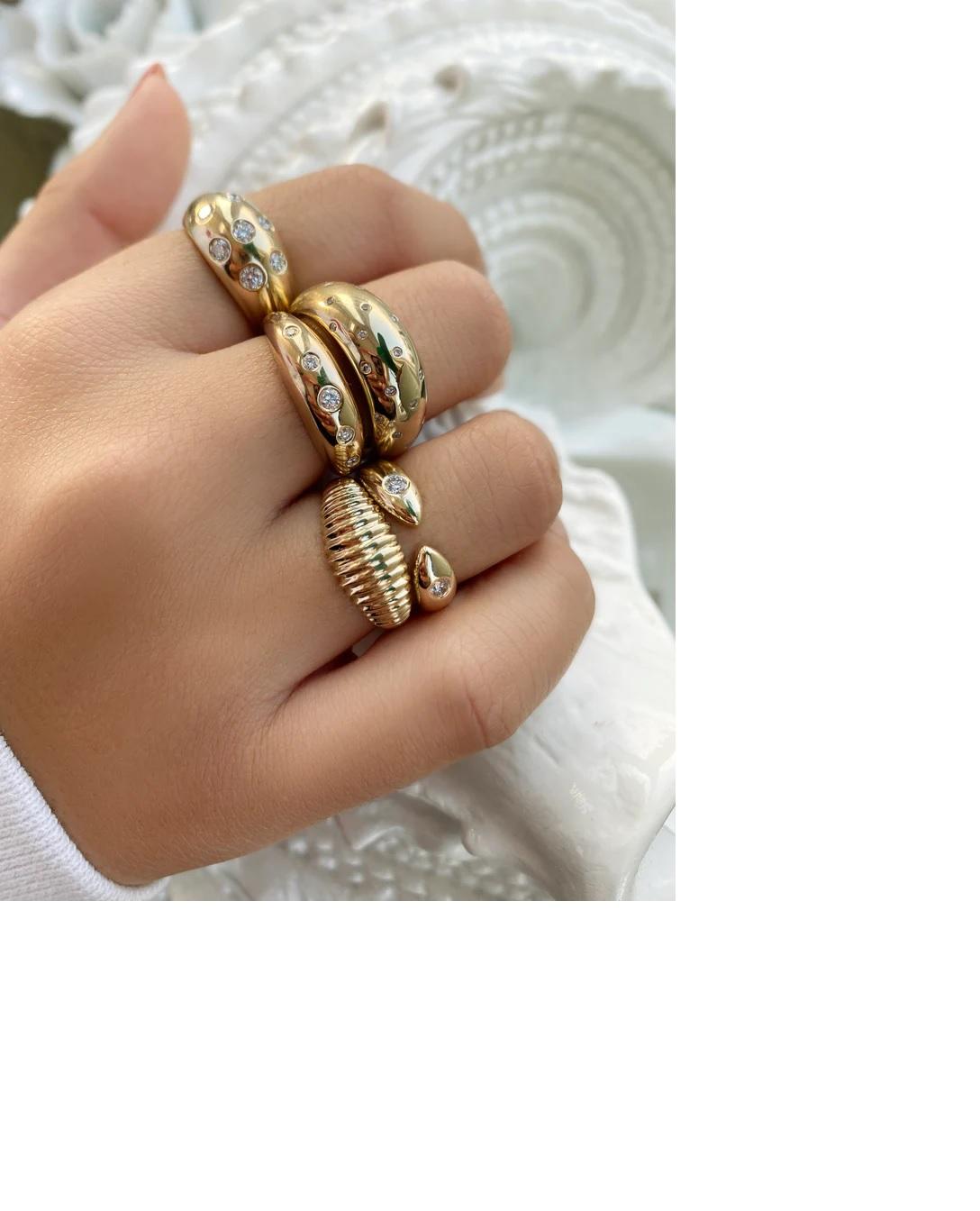 Diese Version des Gypsy-Dome-Rings ist mit 7 größeren, funkelnden Diamanten von insgesamt 0,50 tc besetzt, die in 14-karätigem Gelbgold gefasst sind. Ob allein oder in Kombination mit anderen Gypsys, sie ist ein klassischer Favorit. Erhältlich in