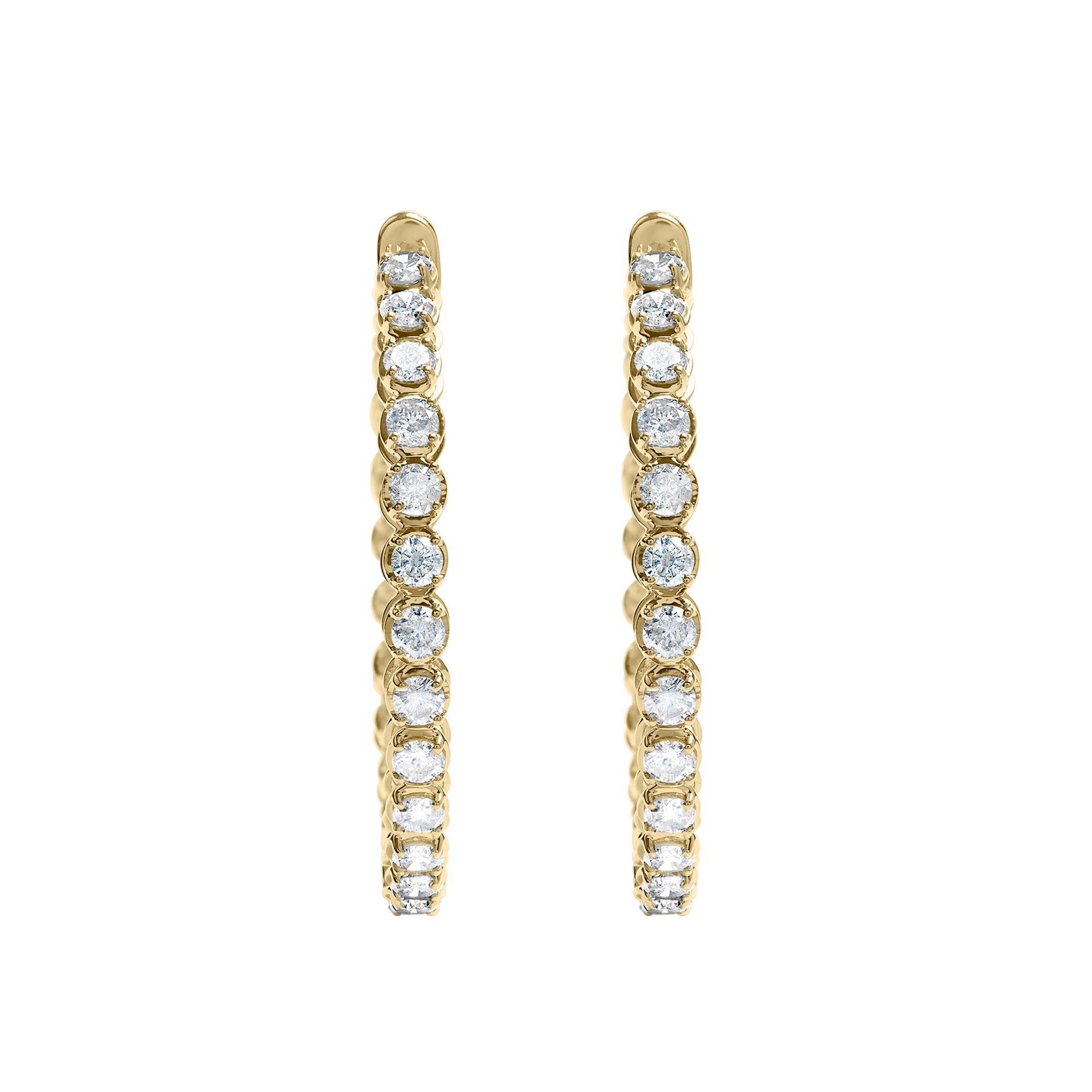 Plongez dans l'opulence de ces boucles d'oreilles enchanteresses, méticuleusement fabriquées en or jaune 14K lustré. Chaque boucle d'oreille est ornée d'une constellation de 7,0 carats de diamants ronds naturels taillés en brillant, leur lumière