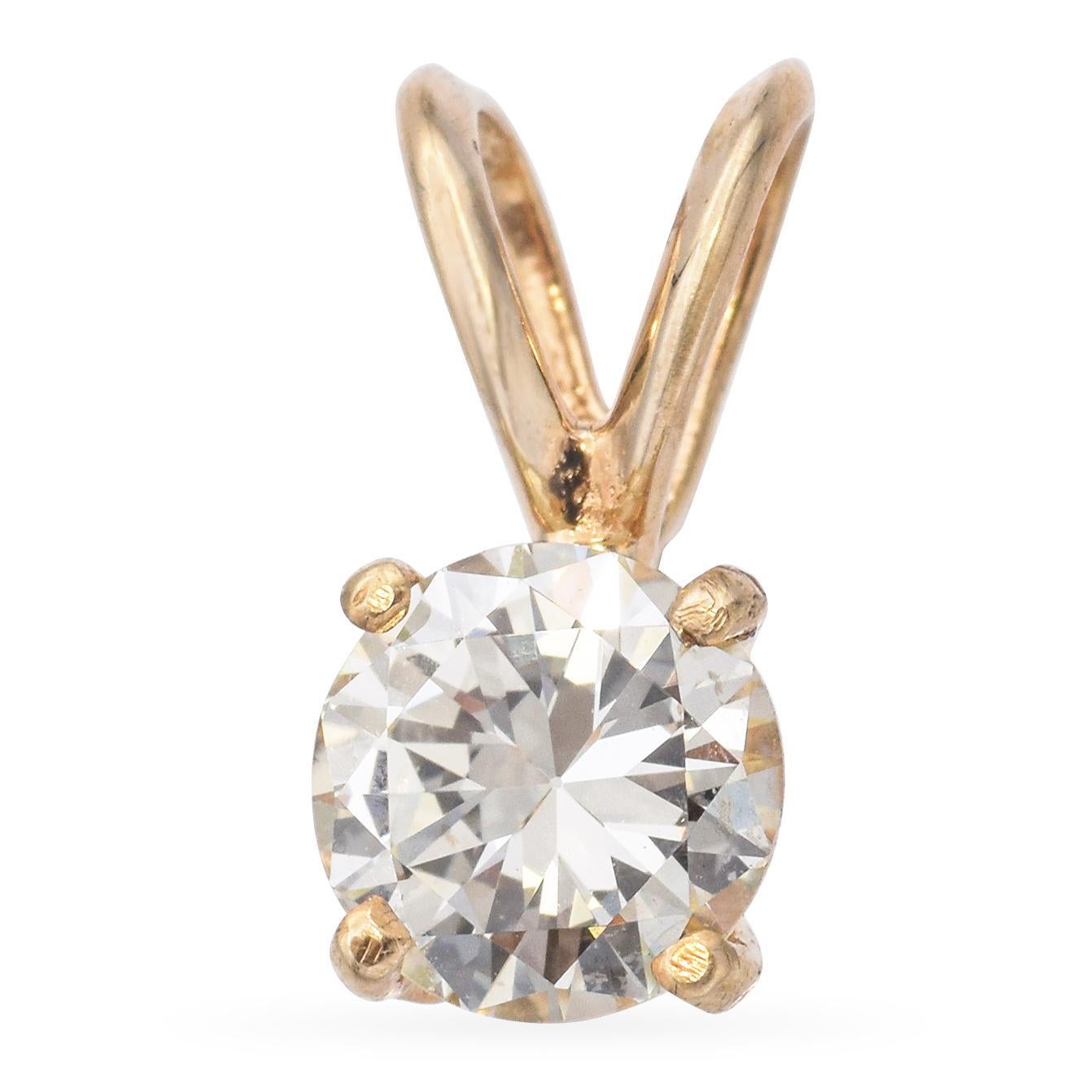 Un refinado colgante con un diamante redondo de talla brillante de 0,7 quilates en tono blanco. El diamante está elegantemente engastado en un diseño de oro amarillo de 14k.

Peso: 0,6 gramos 
Stone: Diamante (0,7 ct)
Grado de Piedra: J SI
Medidas: