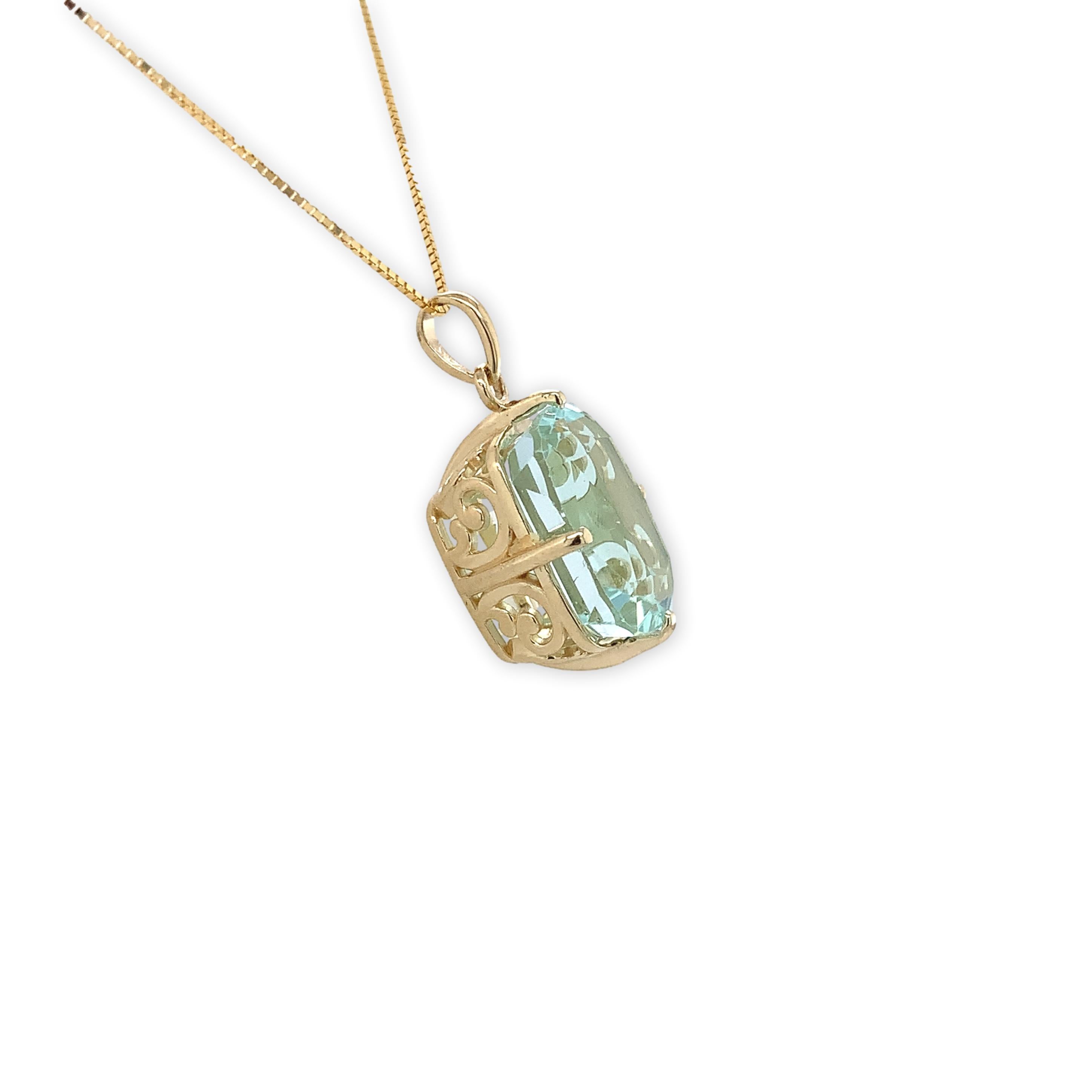 Ein 14K Gelbgold-Anhänger mit einem antiken hellblauen Aquamarin im Kissenschliff. Der Aquamarin wiegt 7,23 Karat und misst etwa 13mm x 10mm Der Anhänger misst 7/8
