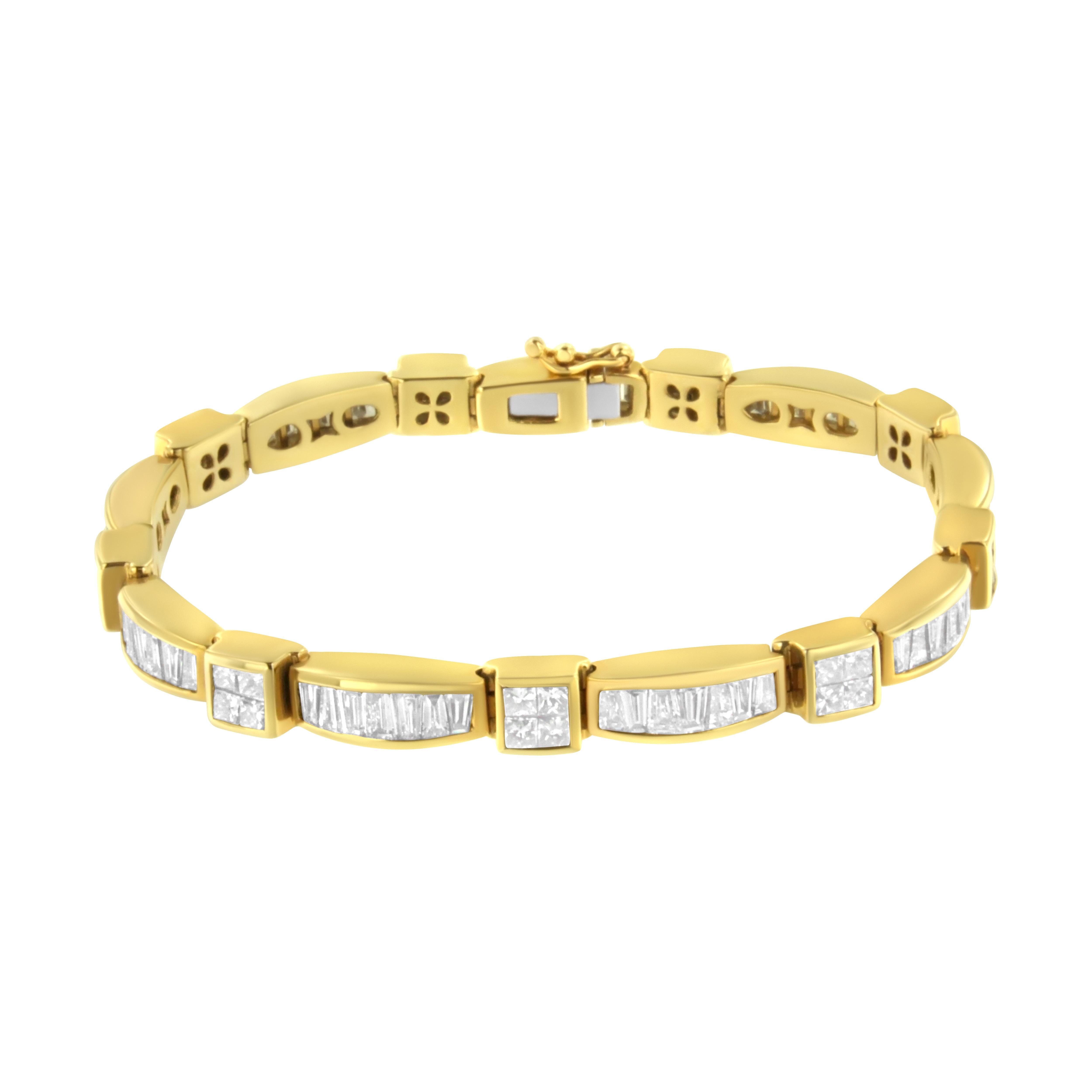 Una fascia lucida in oro giallo 14 carati è lo sfondo perfetto per oltre 7 carati di diamanti taglio princess e taglio baguette, uniti in due forme geometriche distintive. Questo pezzo è altrettanto splendido se indossato per un'occasione speciale o