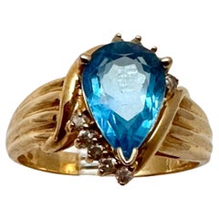 Bague en or jaune 14 carats, topaze bleue poire de 7 mm x 10 mm et diamants ronds de 9 taille 6 1/2
