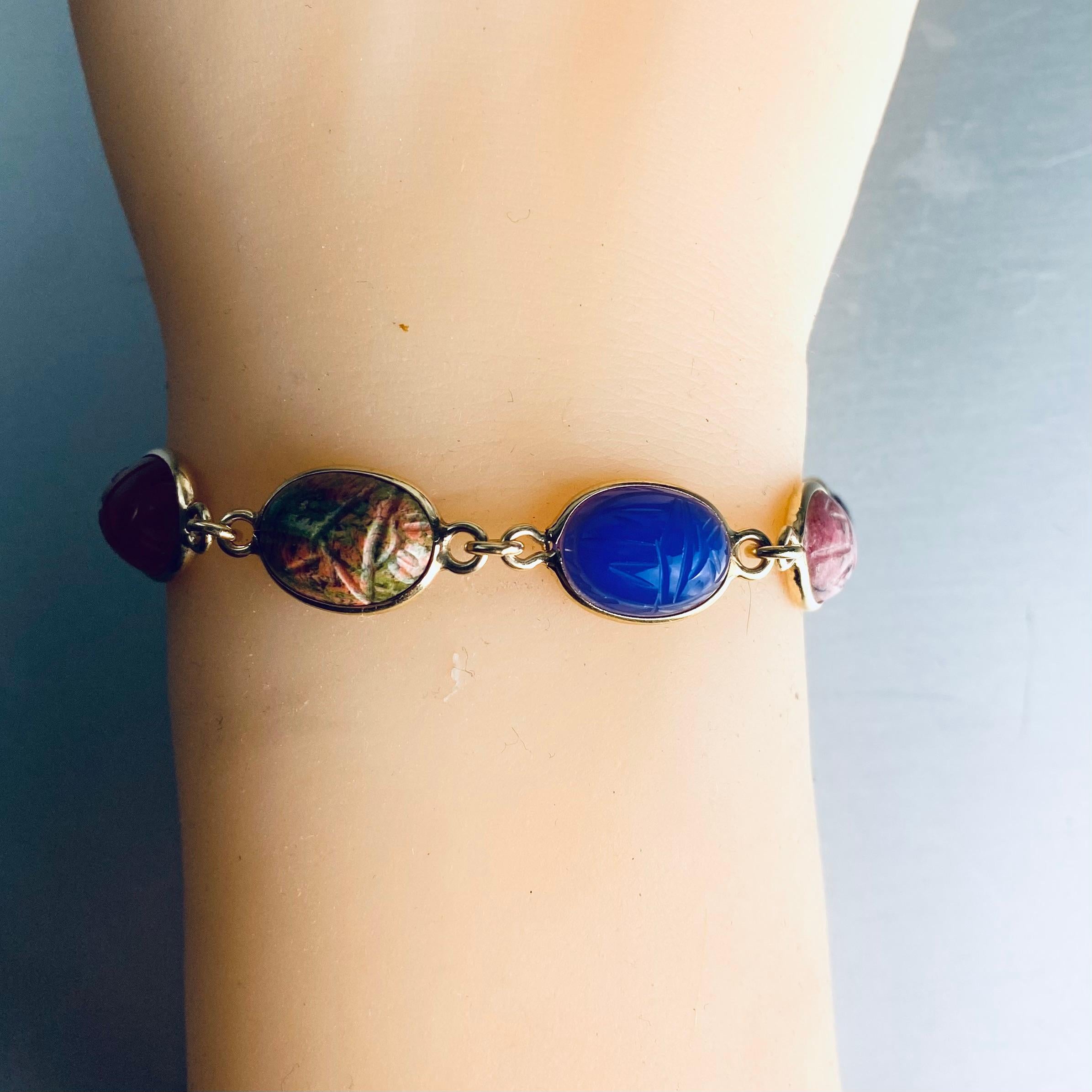 14K Yellow Gold 8 Bezel Set Multi Colored Carved Agates Scarab Bracelet Timeless Tribute to Art, History, and Color
Embrace the enduring charm of ancient symbolism with this 14K Yellow Gold Scarab Bracelet, intricately showcasing eight carved agate