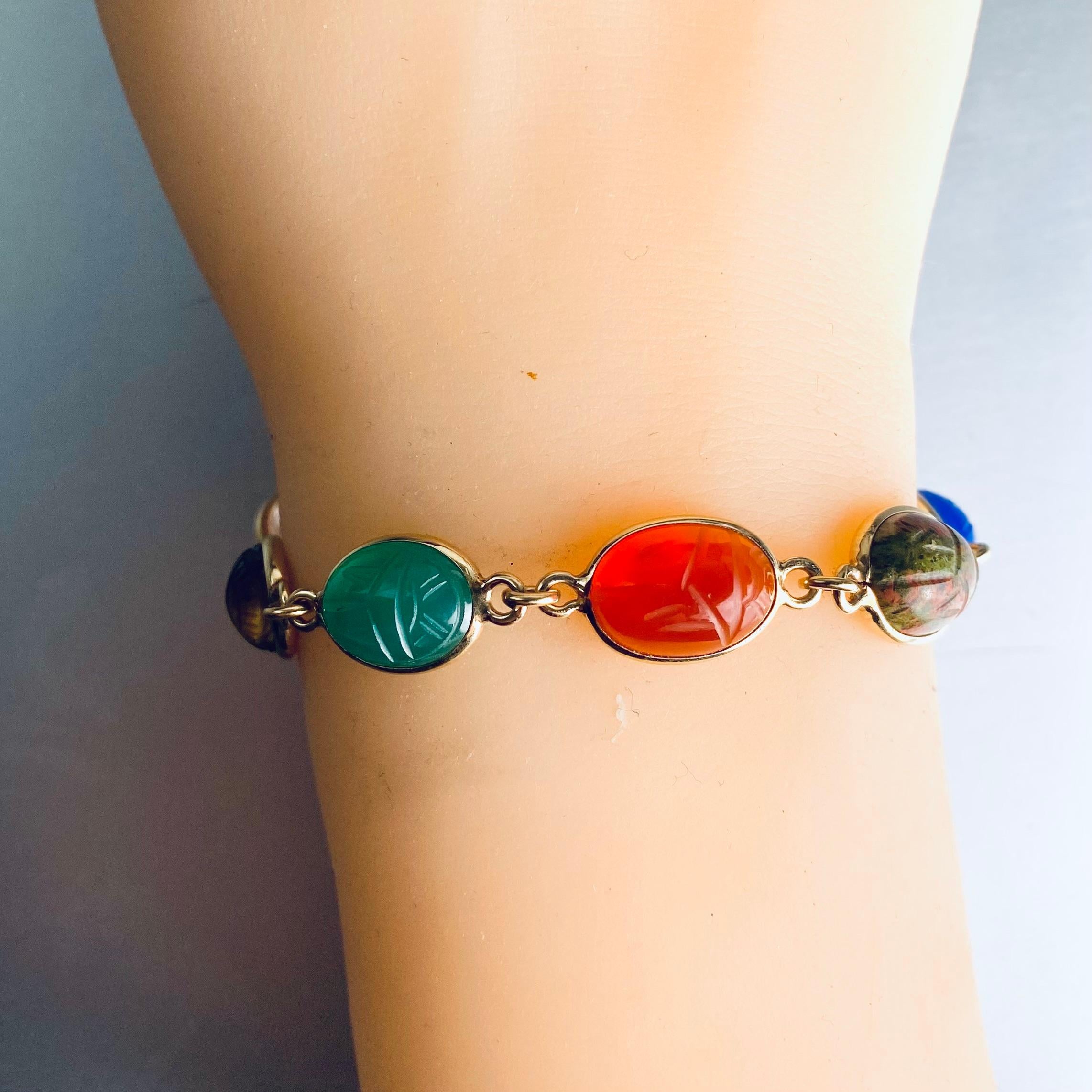 14K Yellow Gold 8 Bezel Set Multi Colored Carved Agates Scarab Bracelet In Good Condition In New York, NY