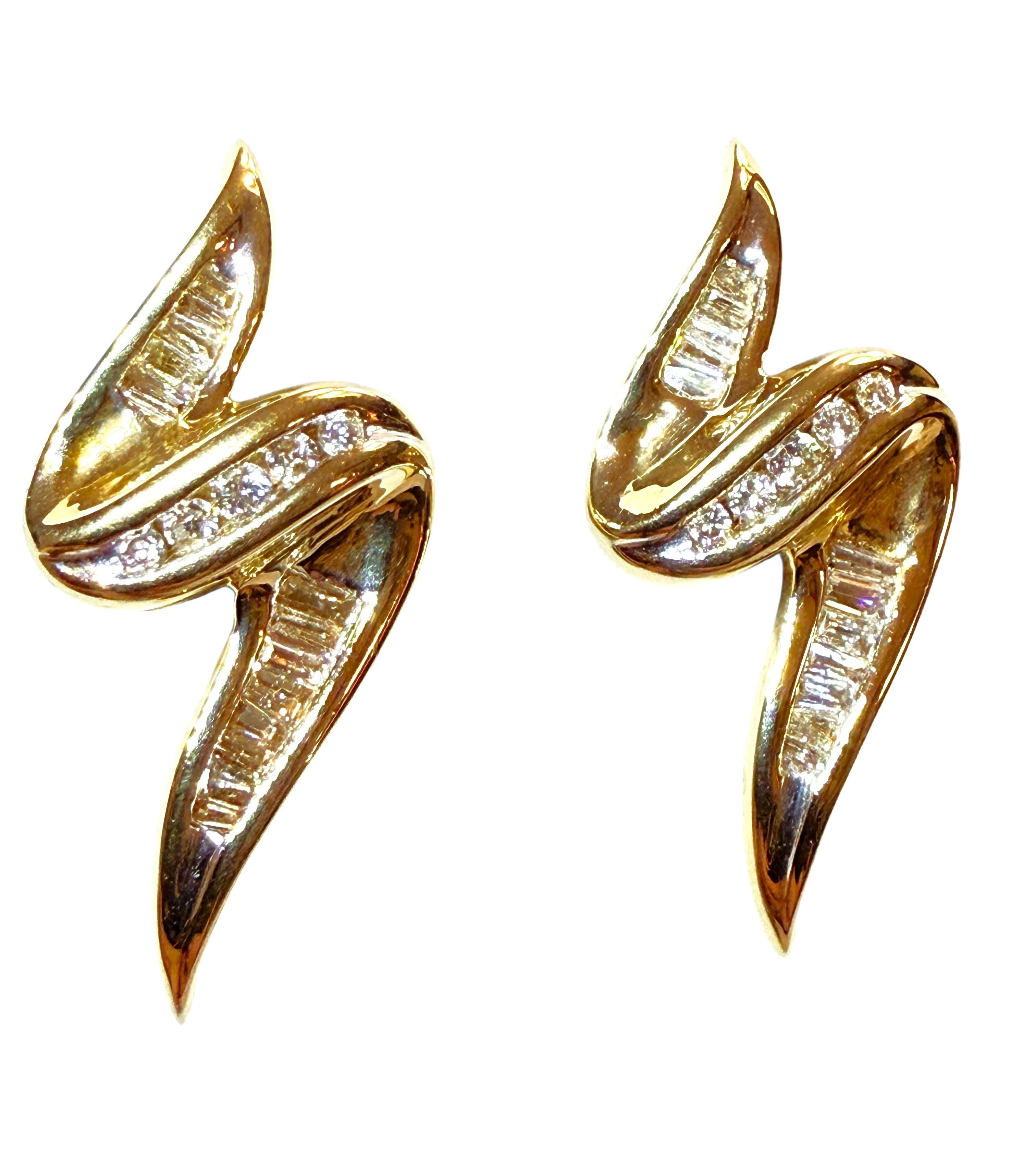 14K Yellow Gold .80 Carat Baguette & Brilliant Cut Diamond Abstract Post Earring For Sale 2