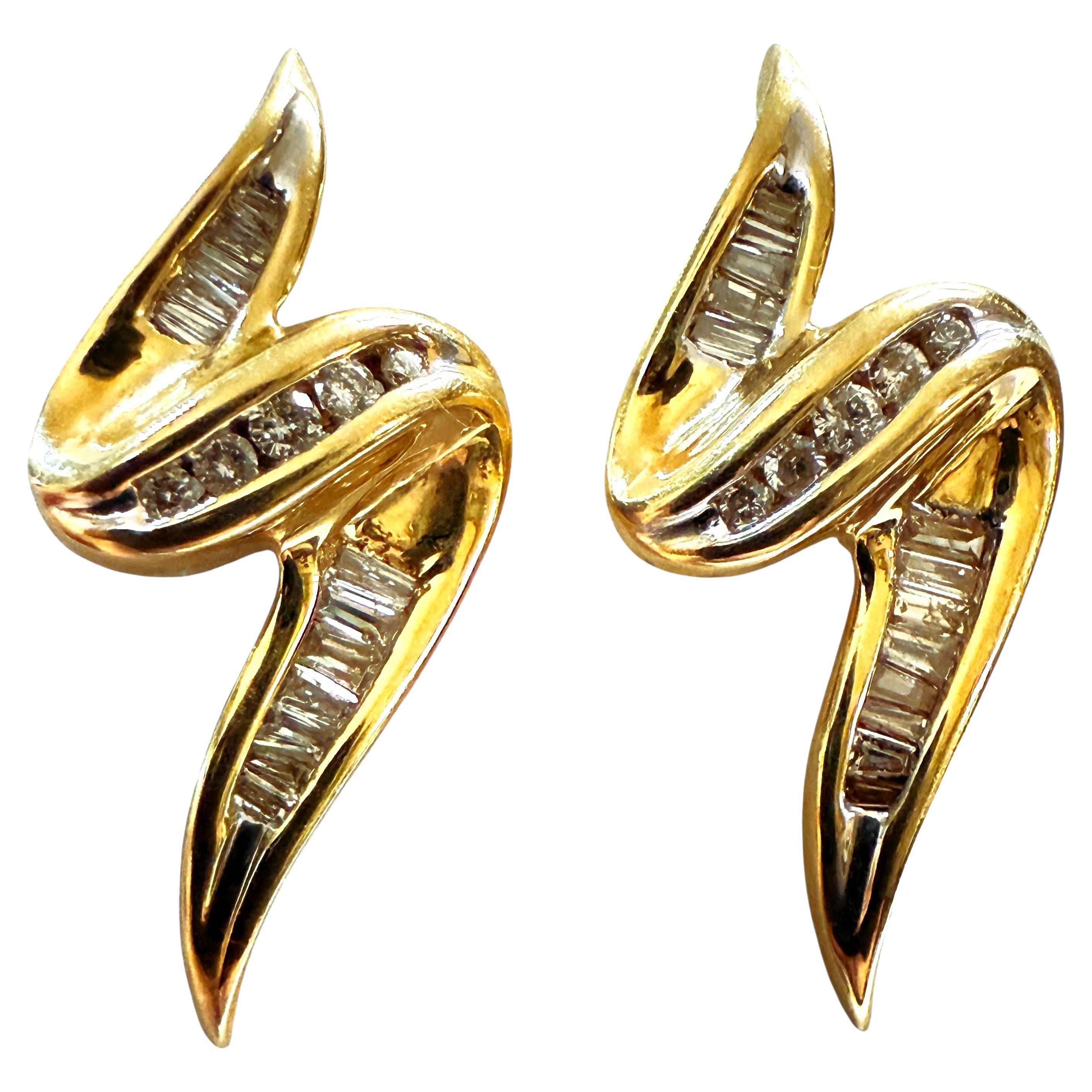 14K Yellow Gold .80 Carat Baguette & Brilliant Cut Diamond Abstract Post Earring For Sale