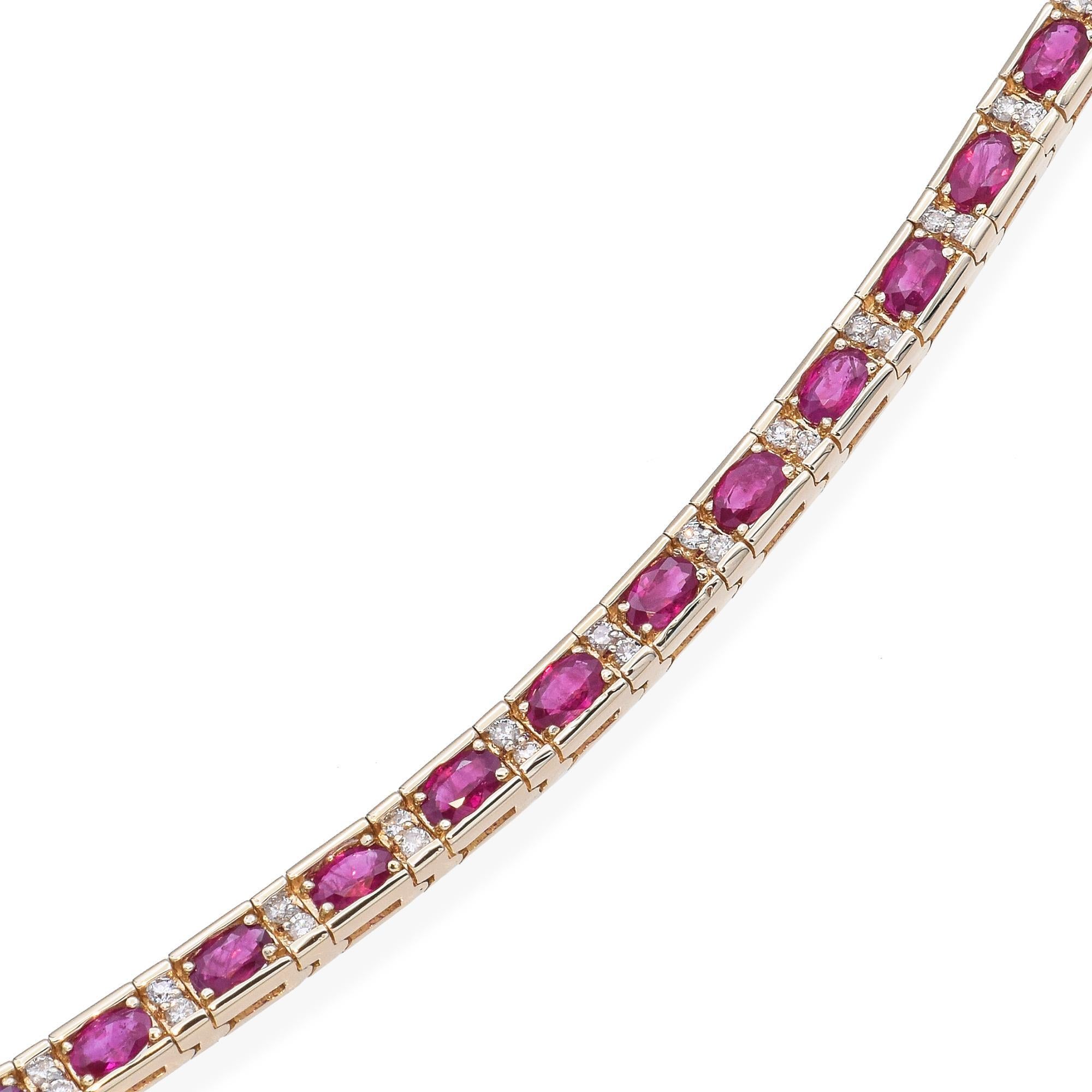 Ce bracelet de tennis vintage est fabriqué en or jaune 14k et présente un arrangement éblouissant de 8,04 carats de rubis vifs alternant avec 1,68 carats de diamants étincelants. Les pierres précieuses d'un rouge intense et les diamants d'un blanc