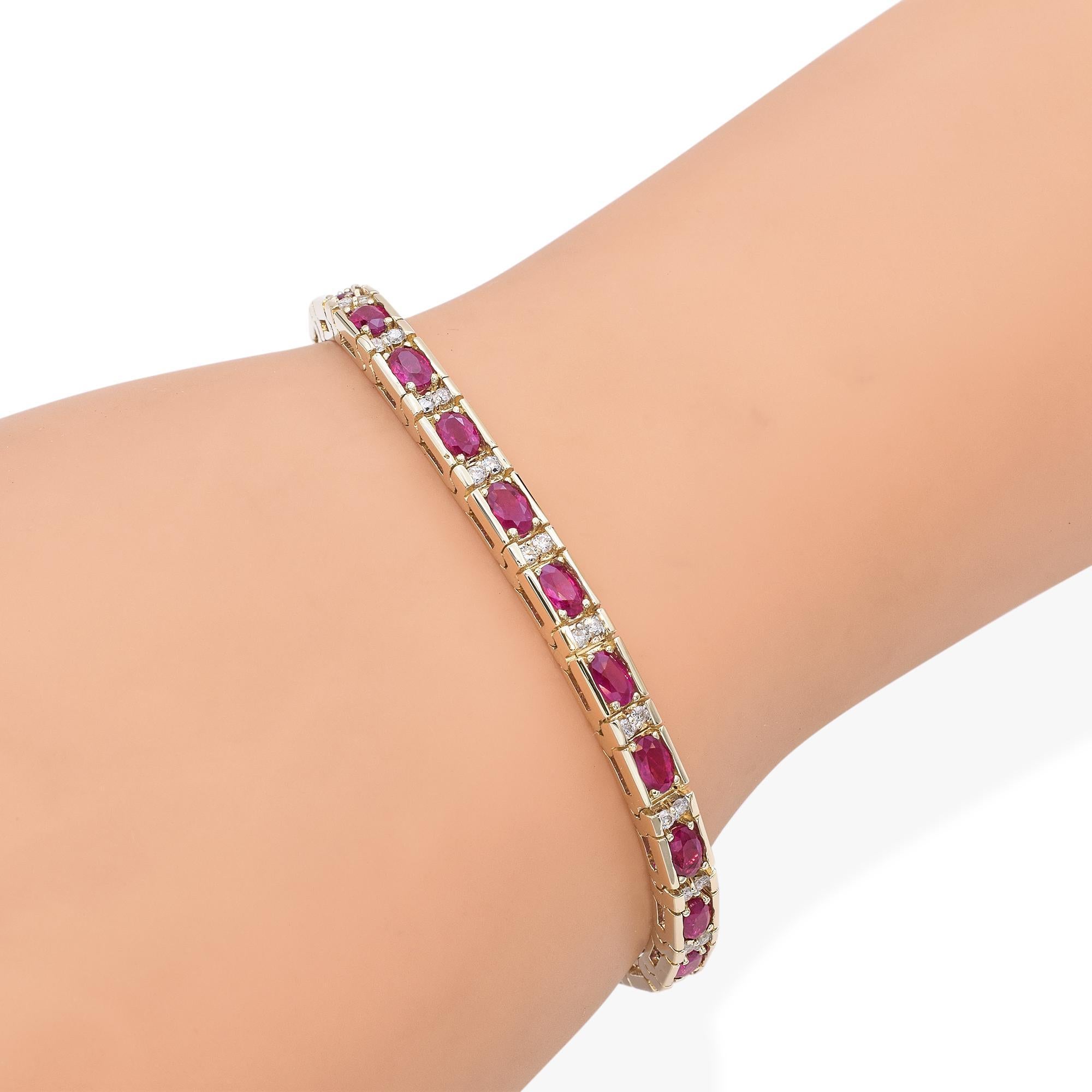Taille ovale Bracelet tennis en or jaune 14 carats avec rubis de 8,04 carats et diamants de 1,68 carat en vente