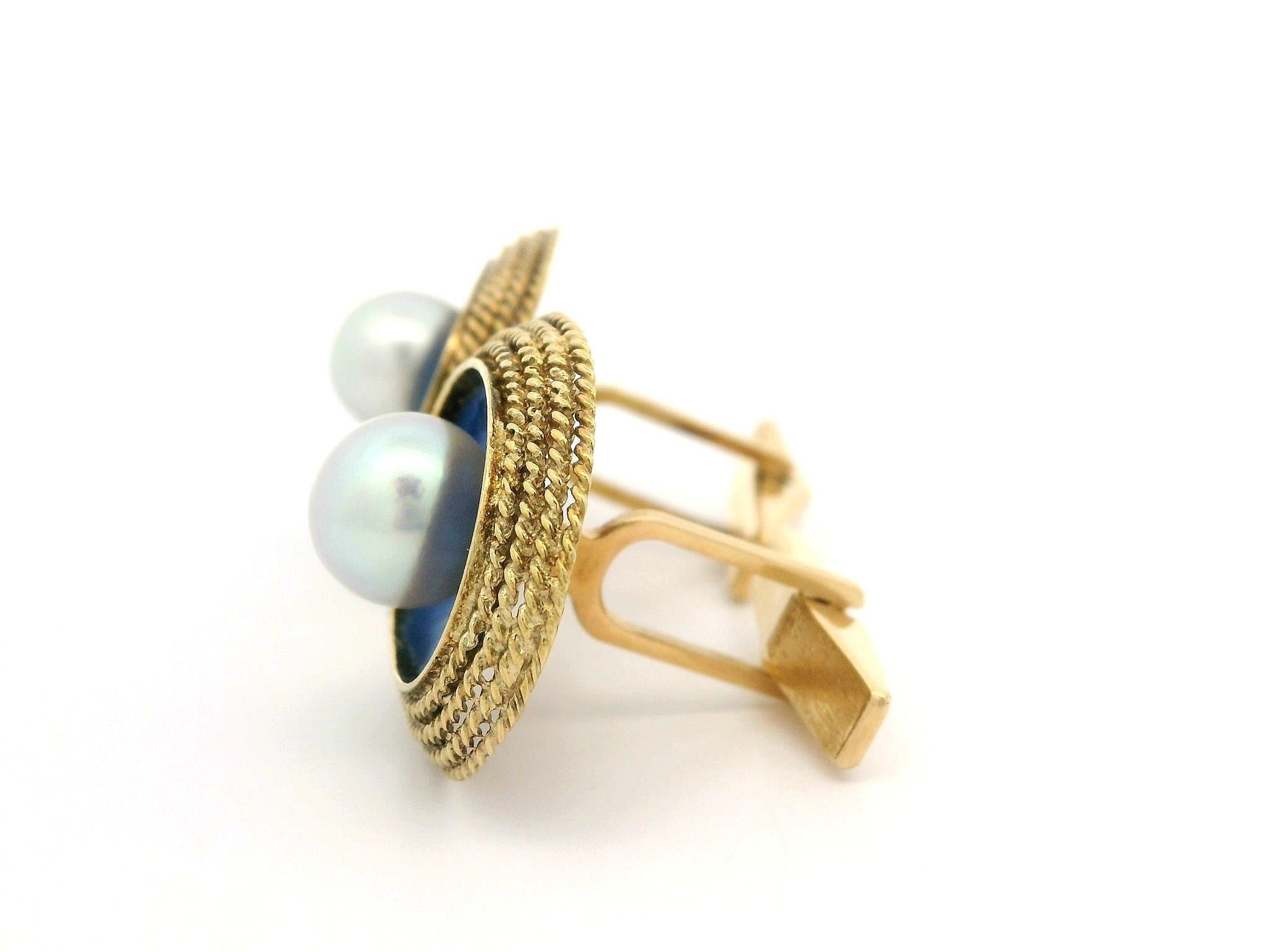 --Pietre: --
(2) Perle coltivate autentiche - Forma rotonda - Incastonate - Colore Whiting - Lucentezza fine - 8,8 mm ciascuna (circa)

Materiale: Oro giallo massiccio 14K con smalto blu
Peso: 13,1 grammi
Schienale: Schienale girevole
Dimensioni del